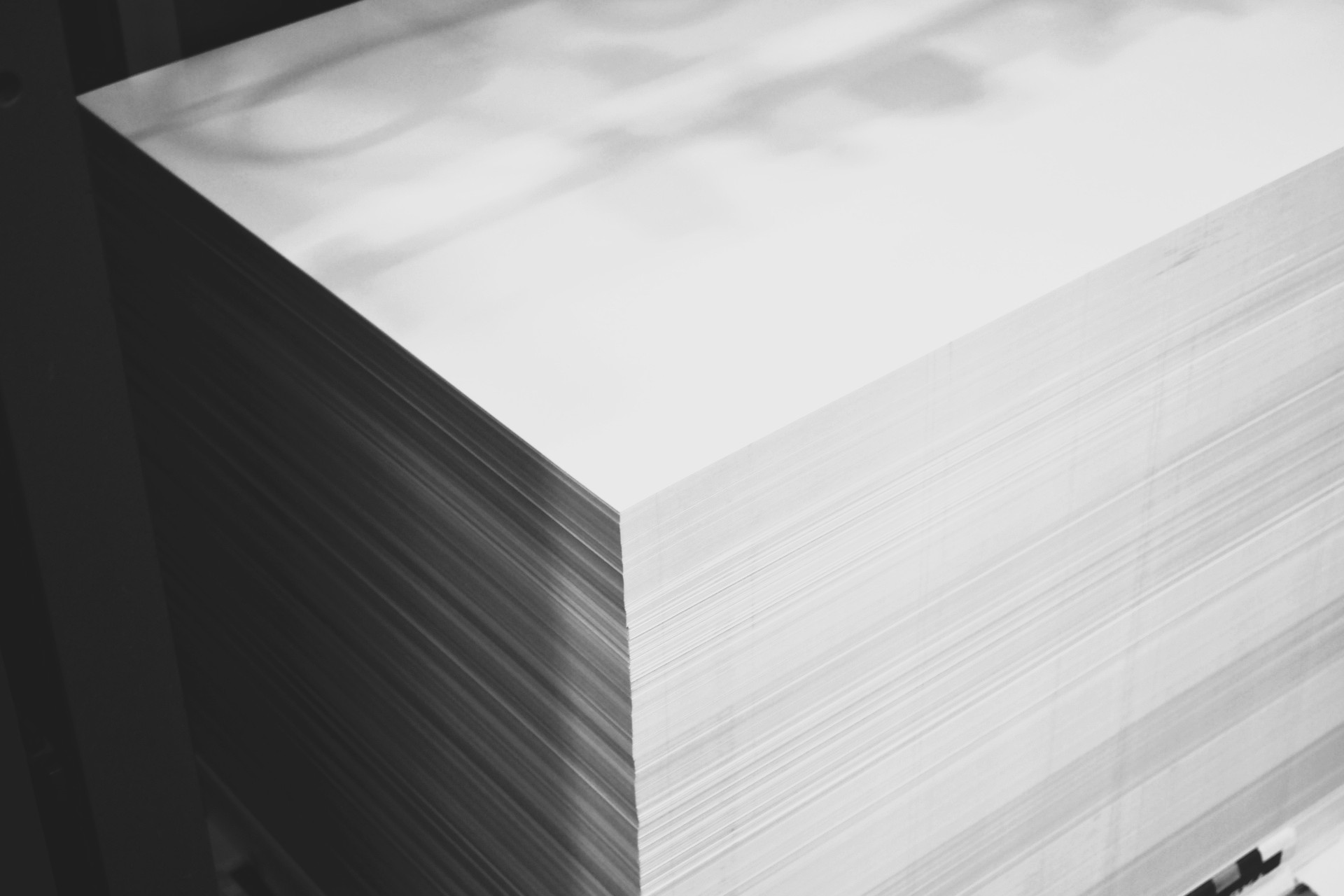 a machine that is cutting a sheet of paper