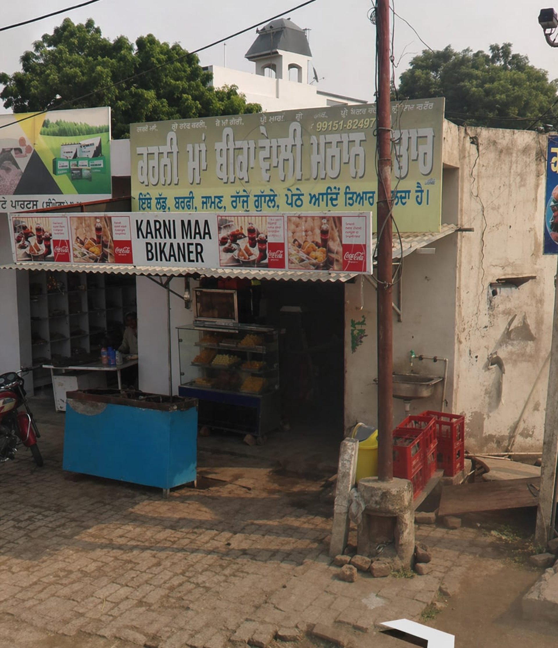 gray computer monitor