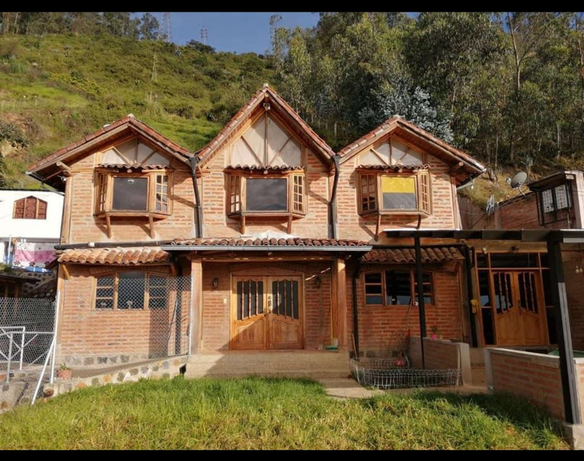 gray computer monitor