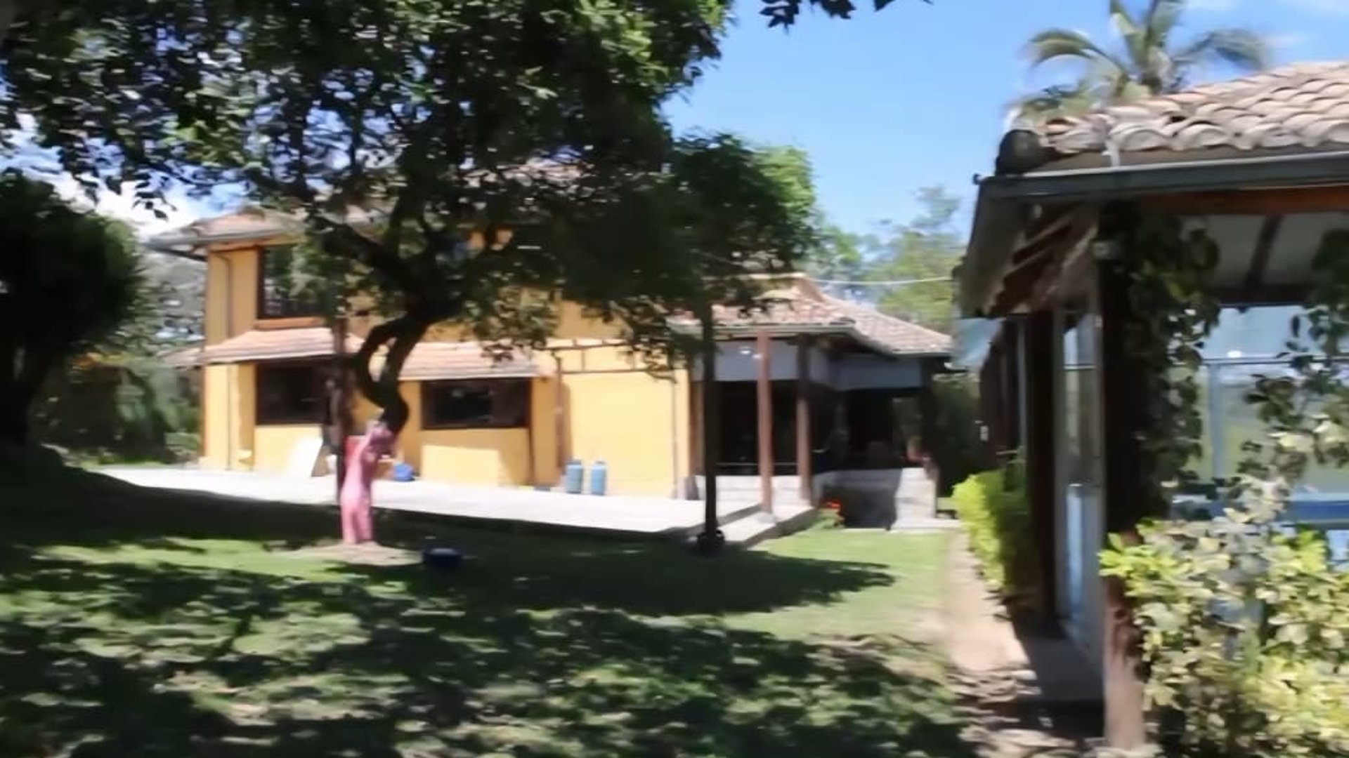 gray computer monitor