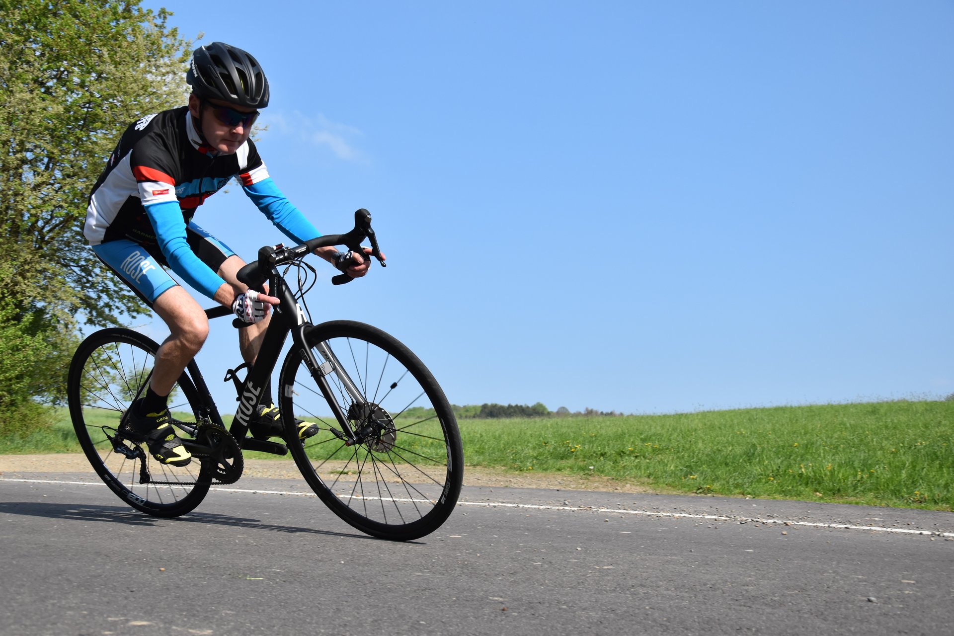 black and white bed linen