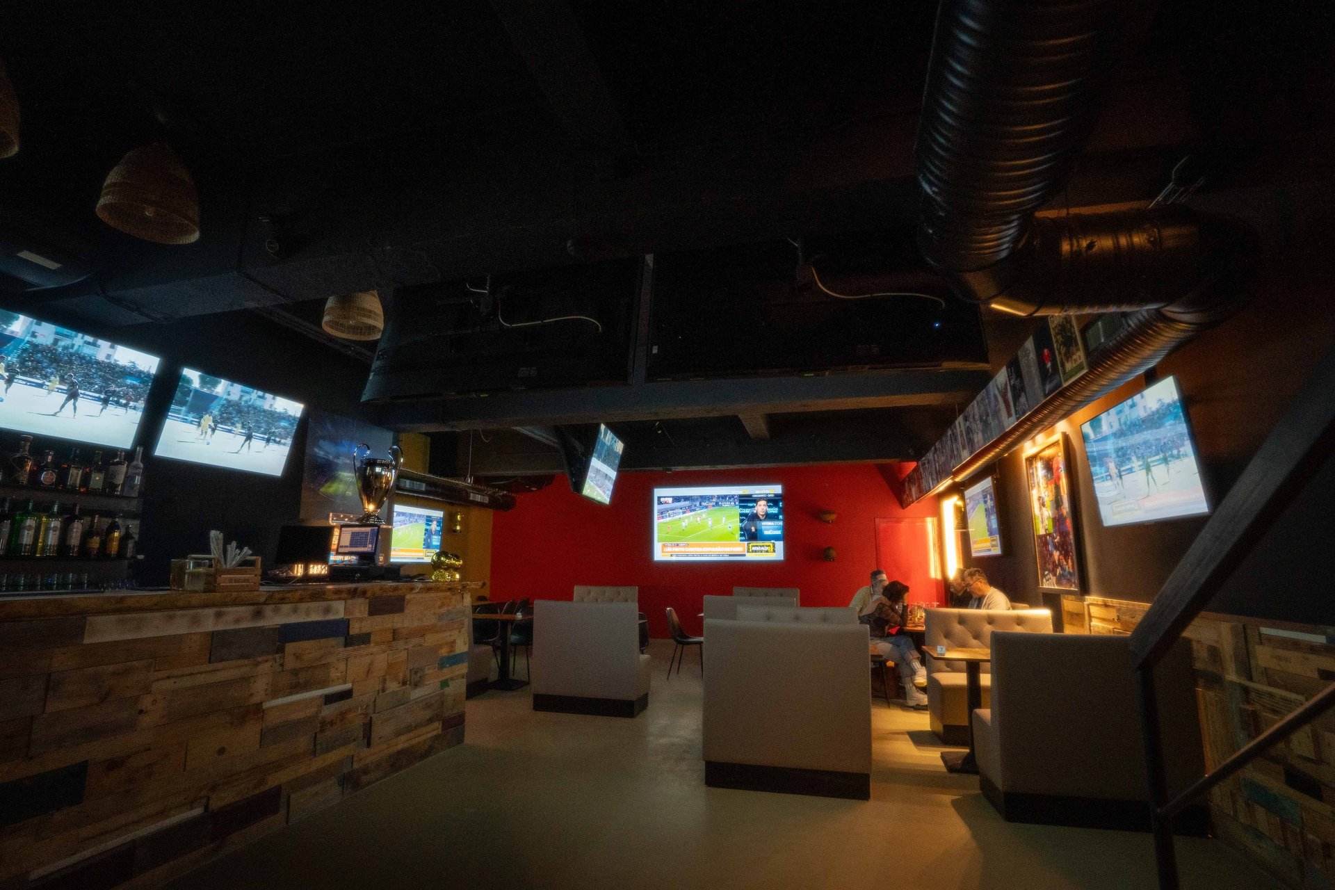 gray computer monitor