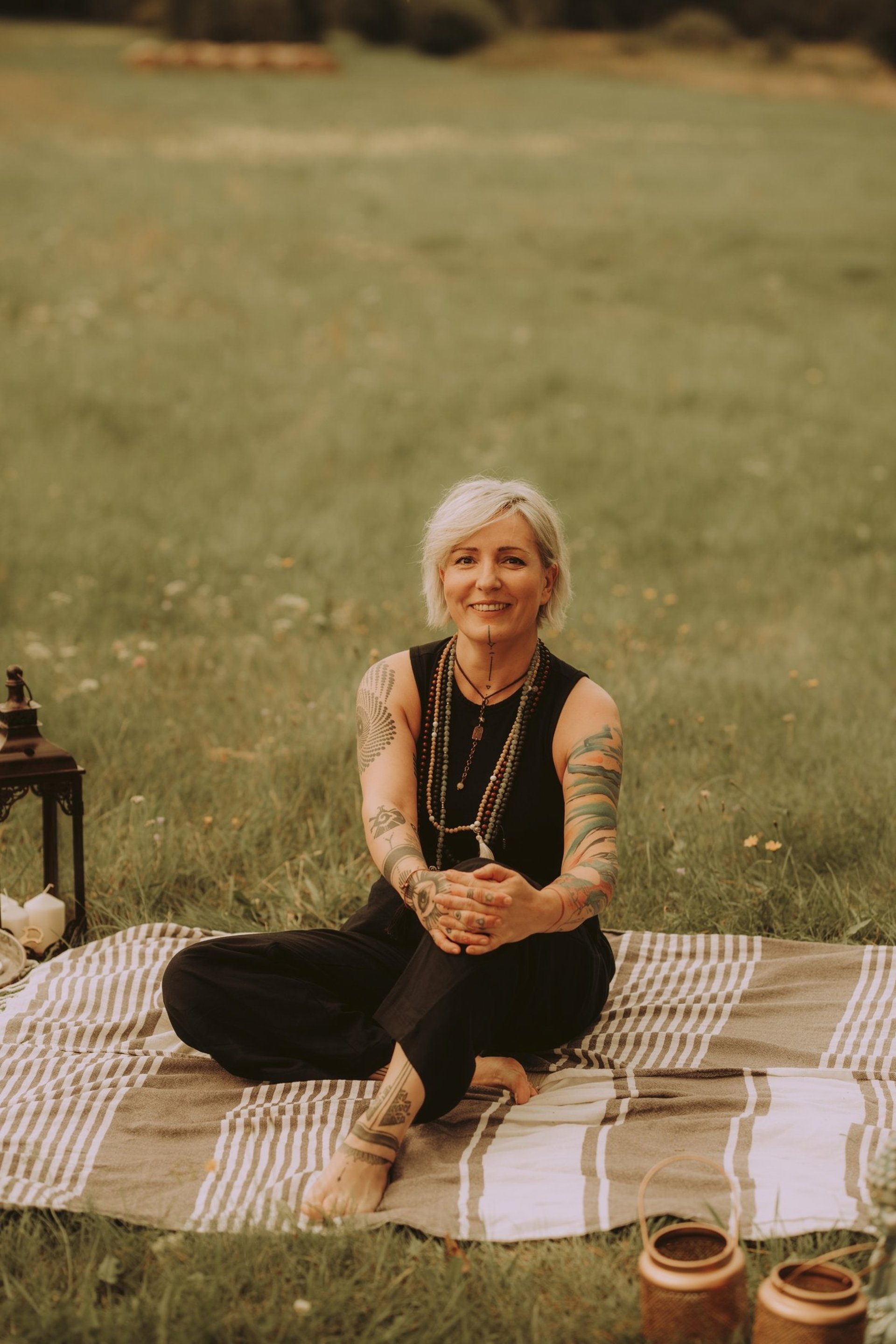 black and white bed linen