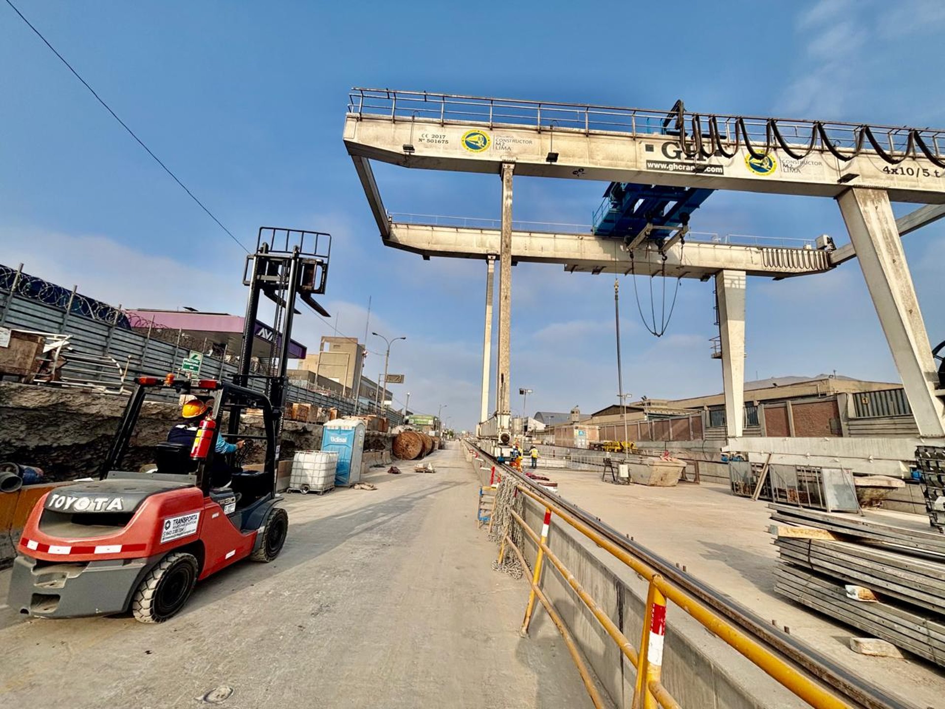 gray computer monitor