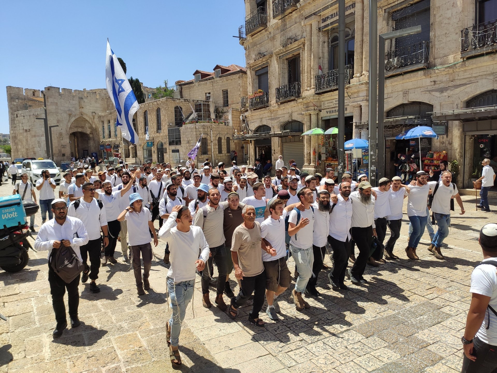 black and white bed linen