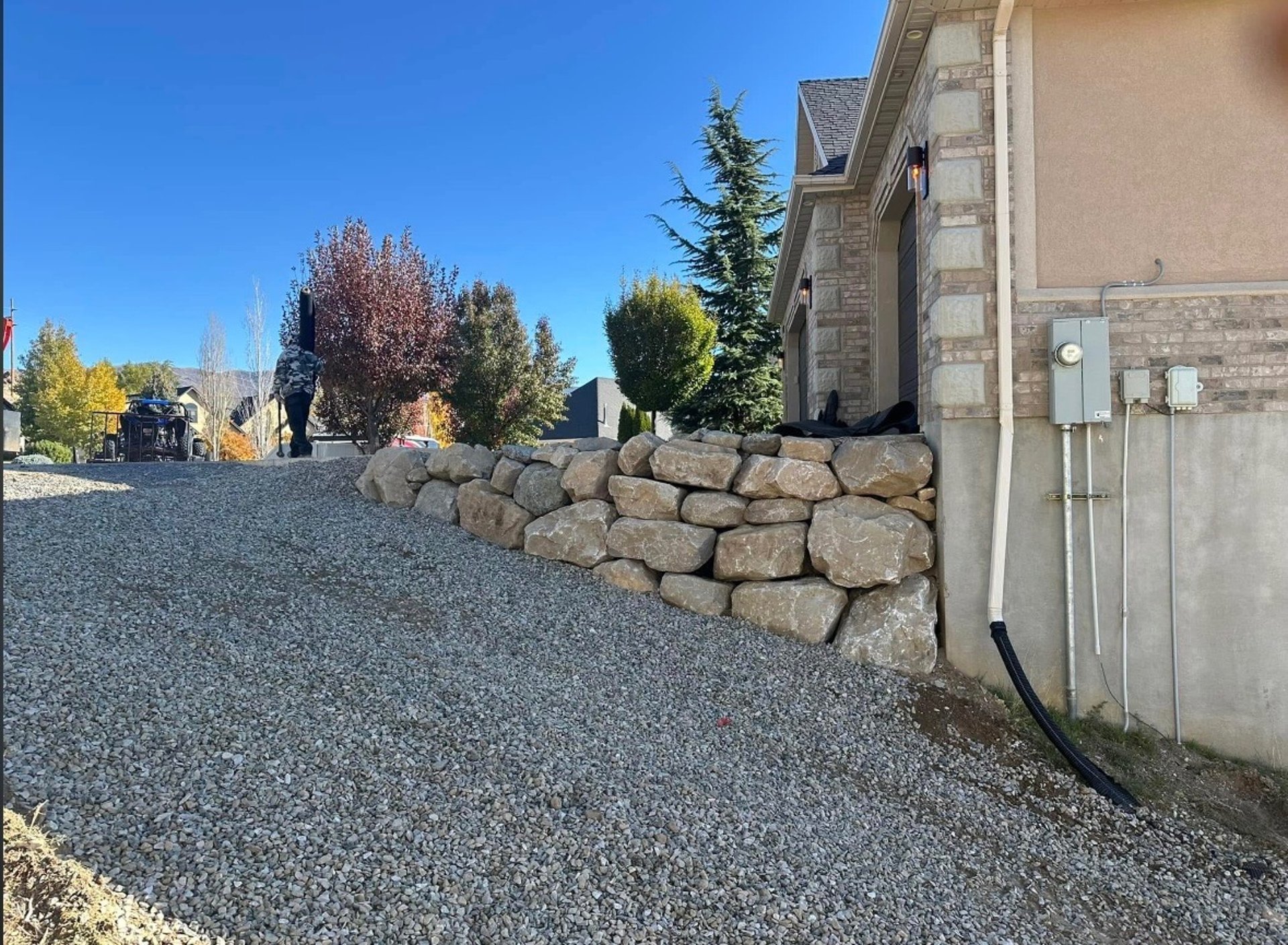 Boulder wall next to homeowners garage in Utah