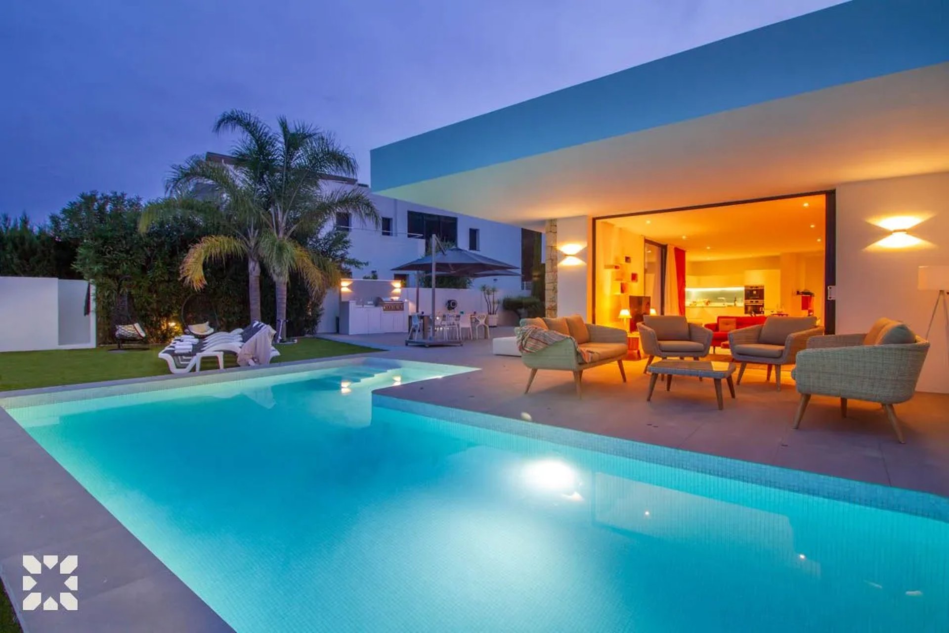 gray computer monitor