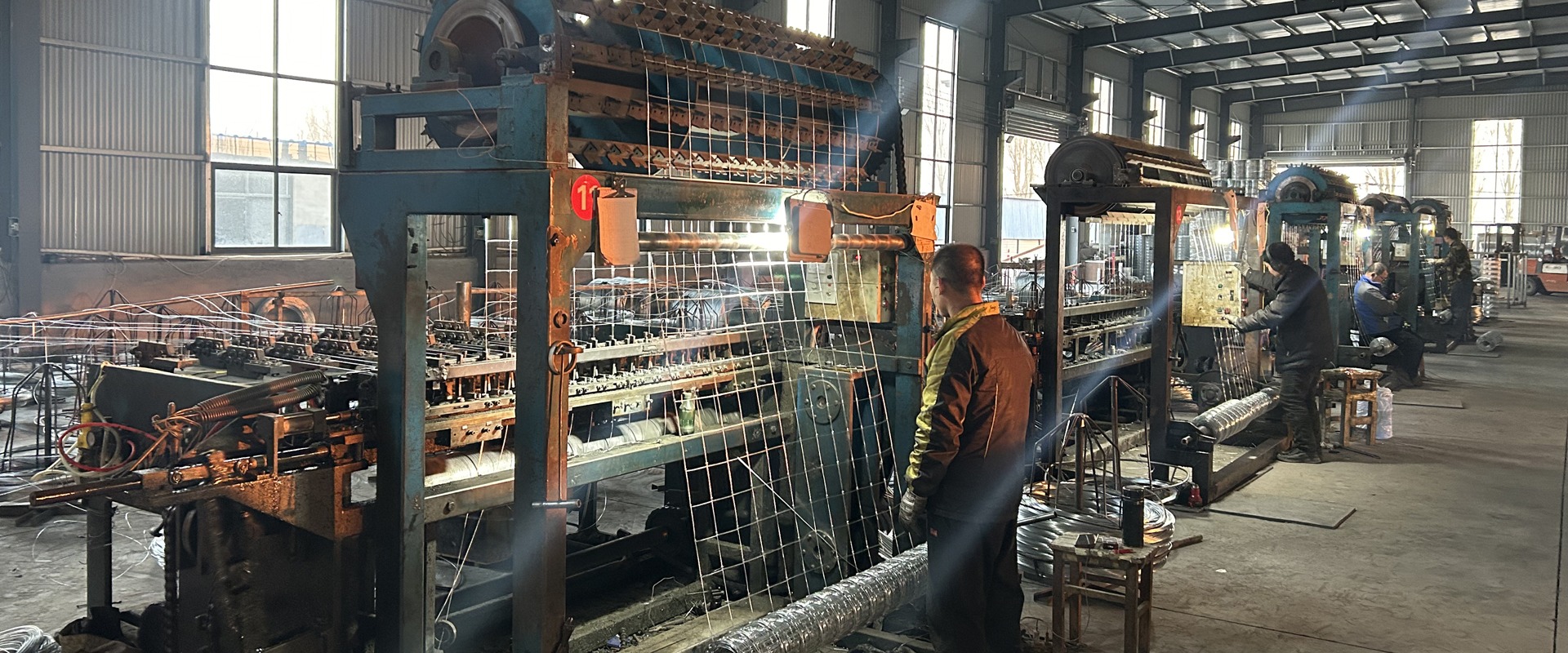 Cattle fence net production workshop: Automated manufacturing equipment for hot-dip galvanized livestock fencing