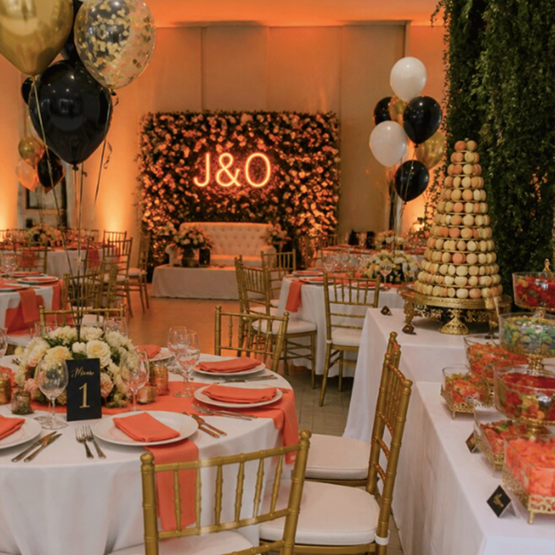 Decoracion fiesta boda coral dorado negro