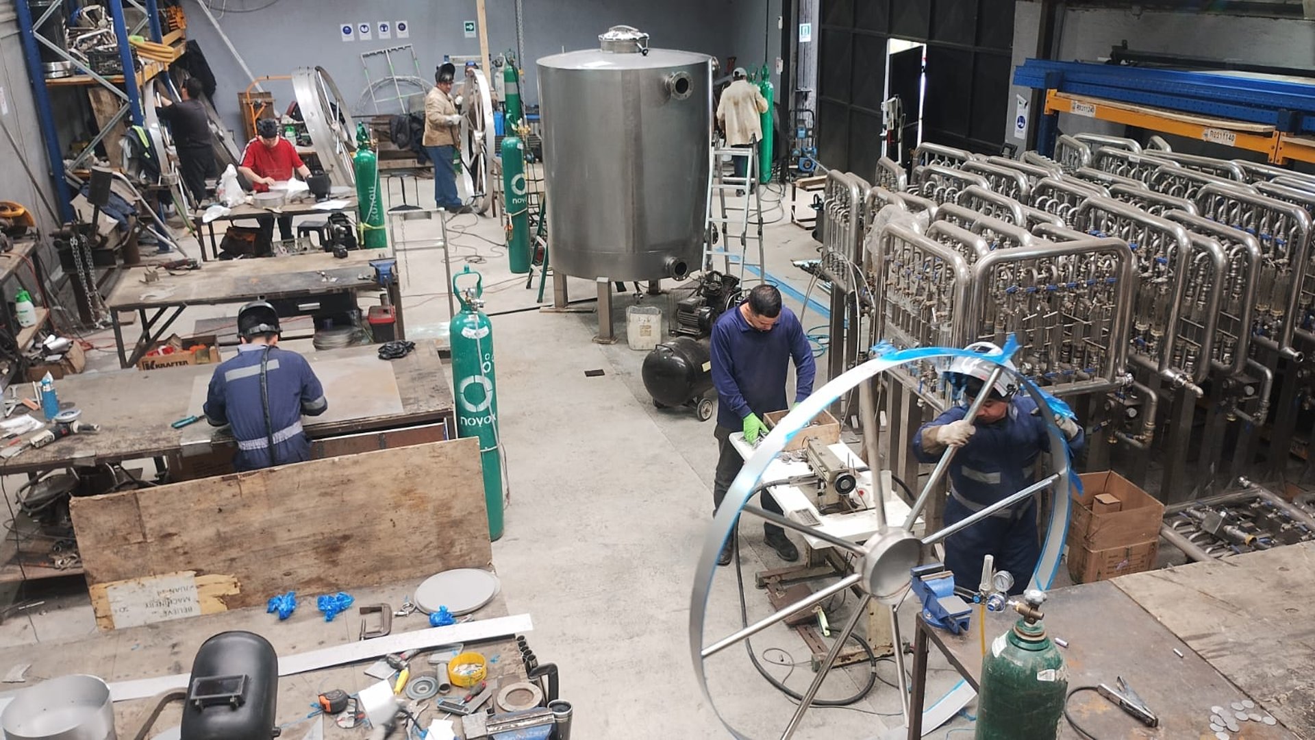 gray computer monitor