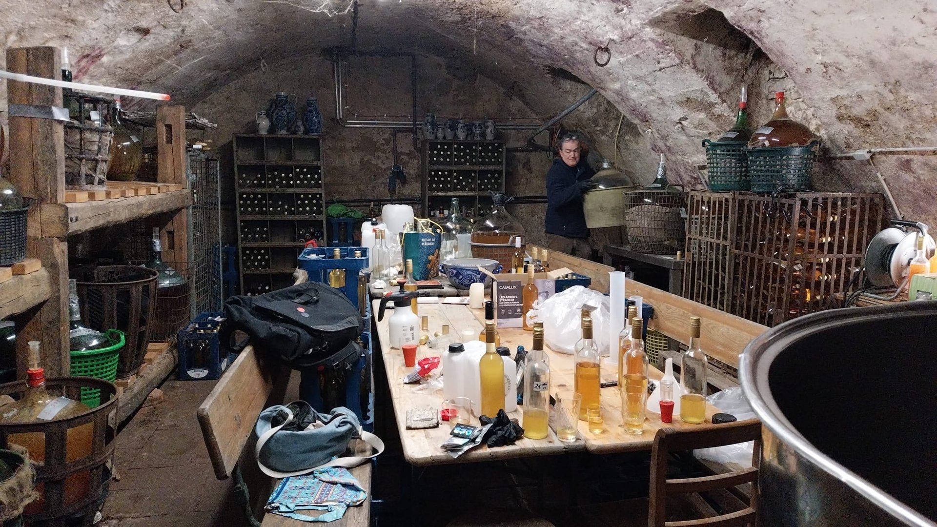 gray computer monitor