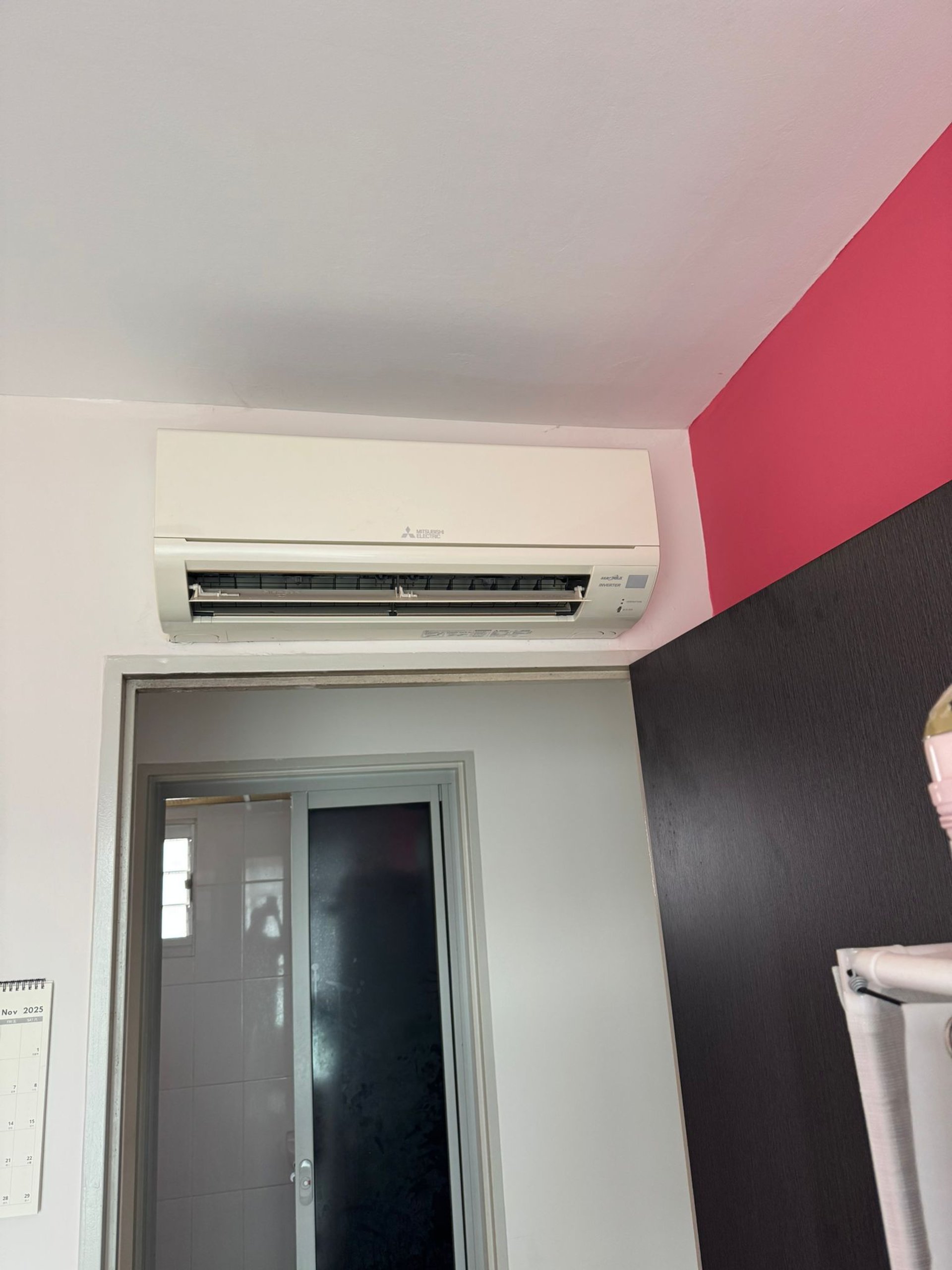 gray computer monitor