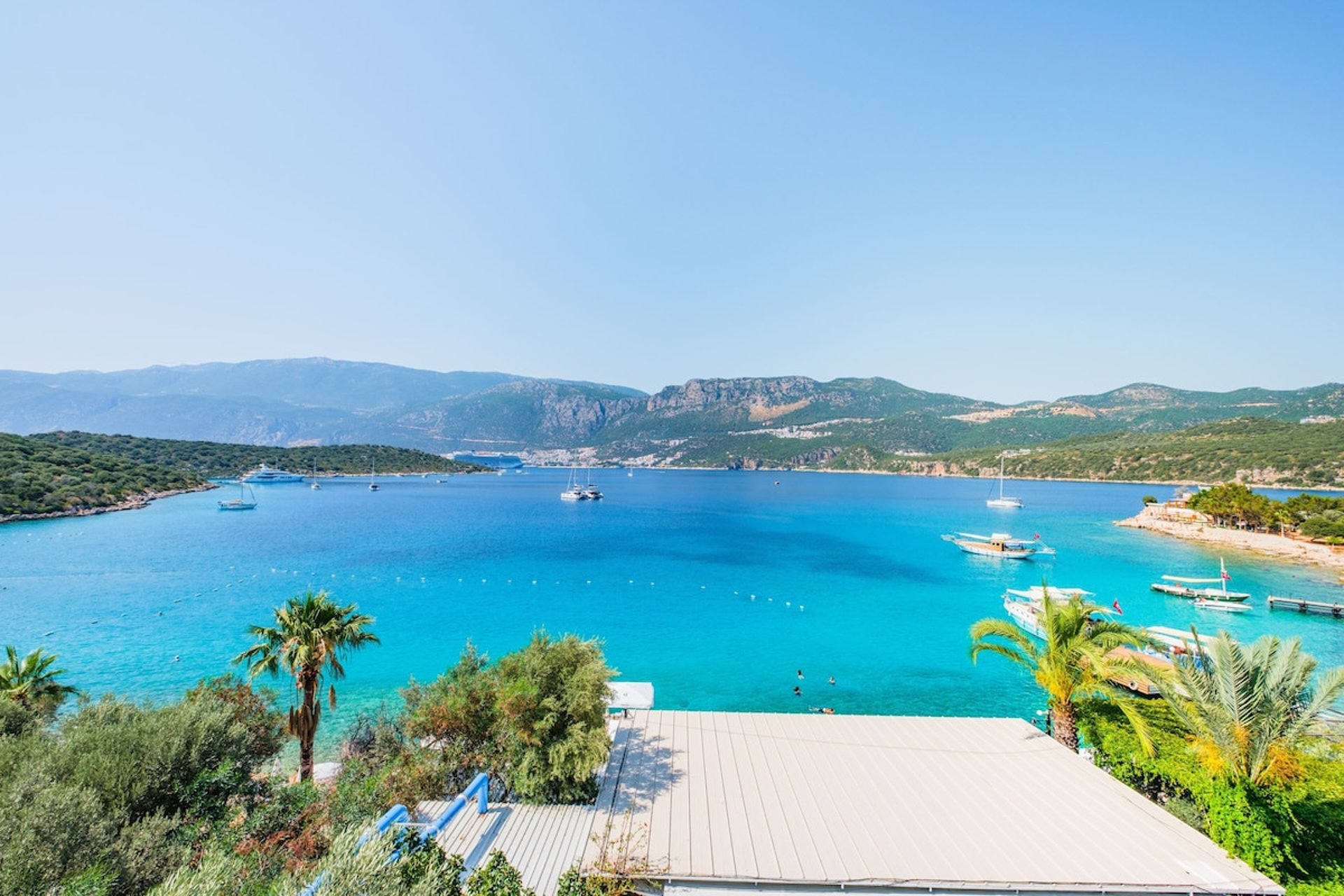 black and white bed linen