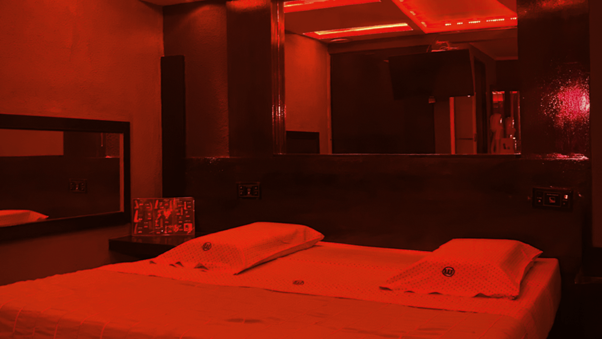 black and white bed linen