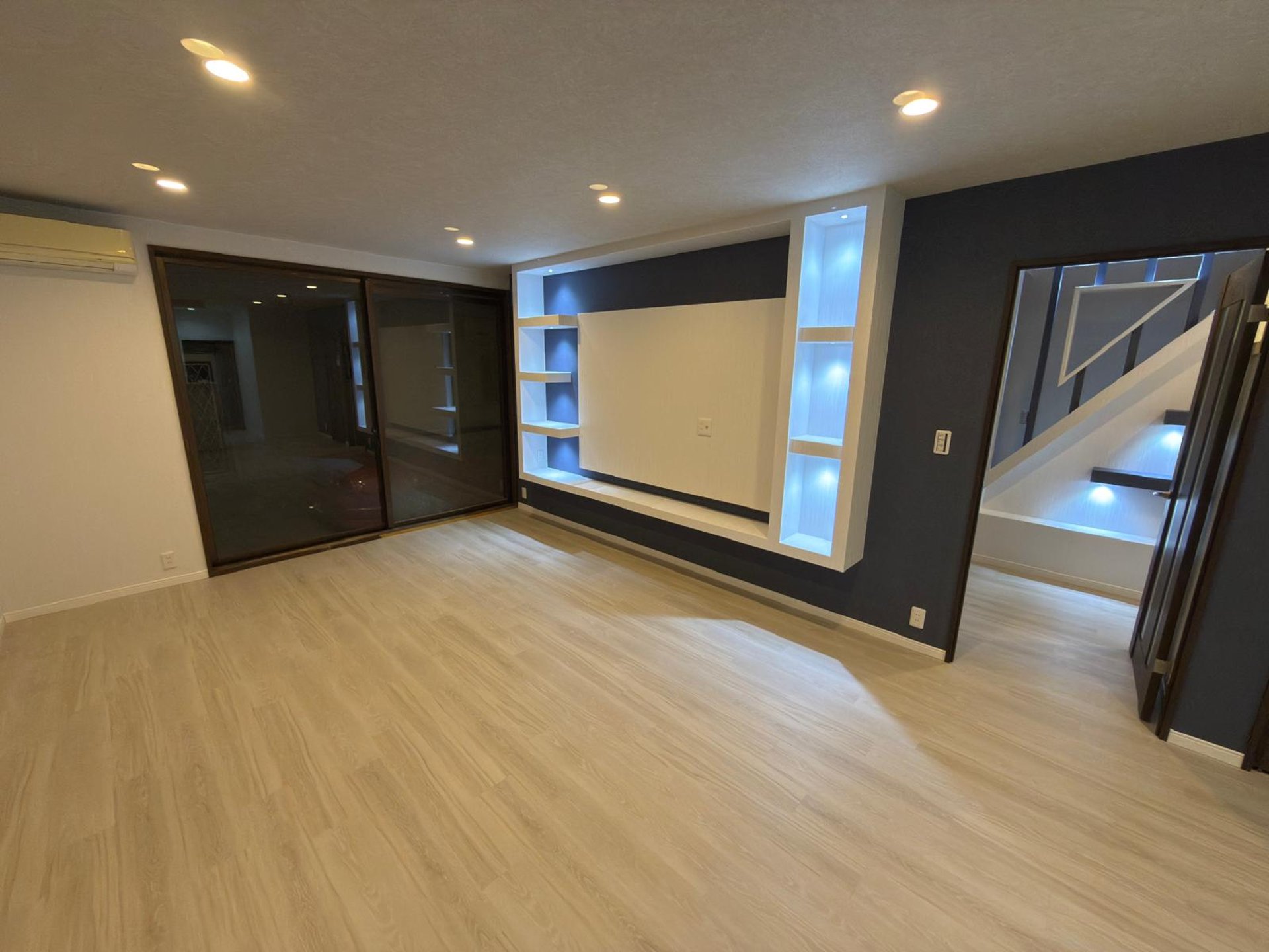 gray computer monitor