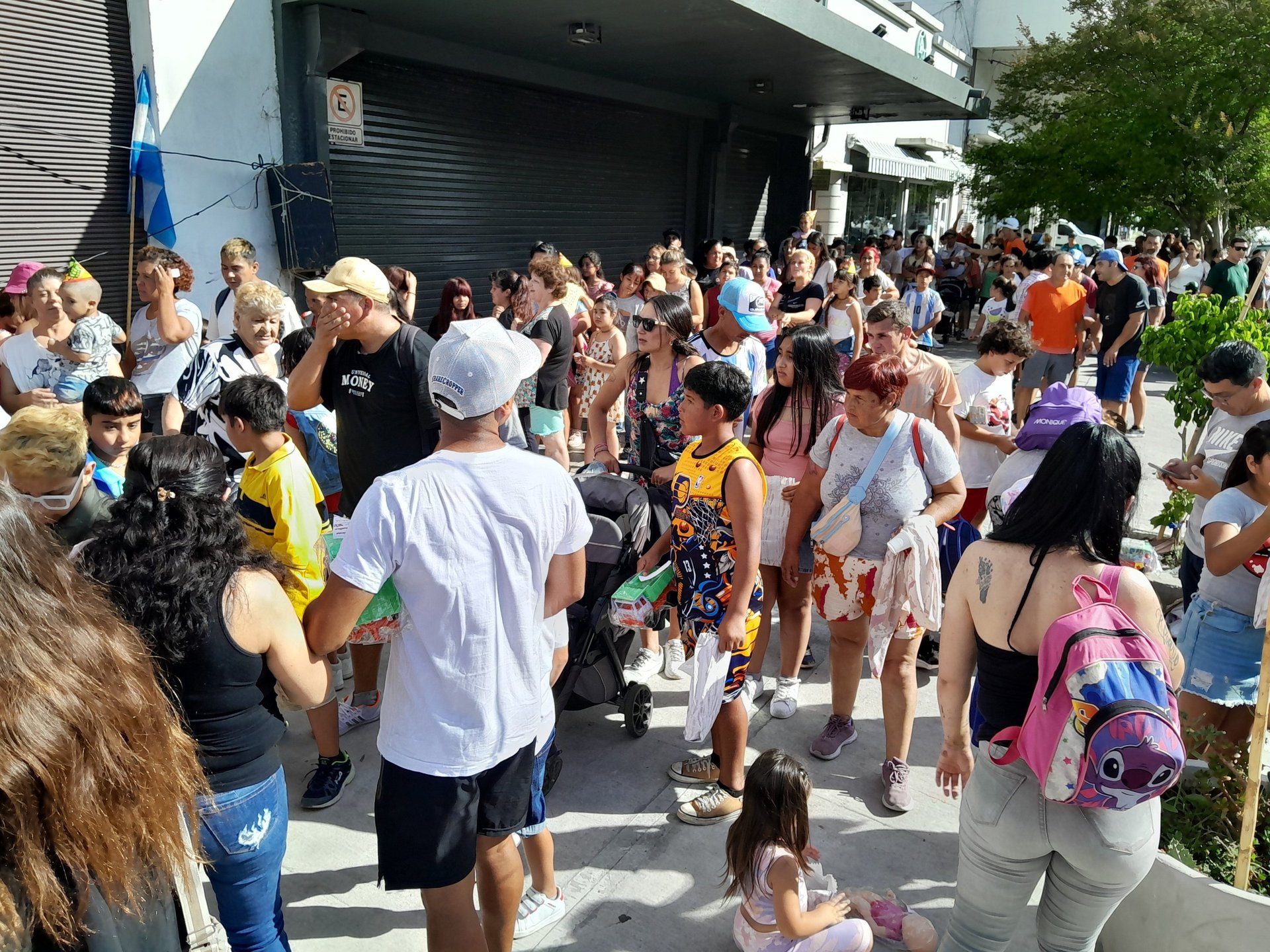 gray computer monitor