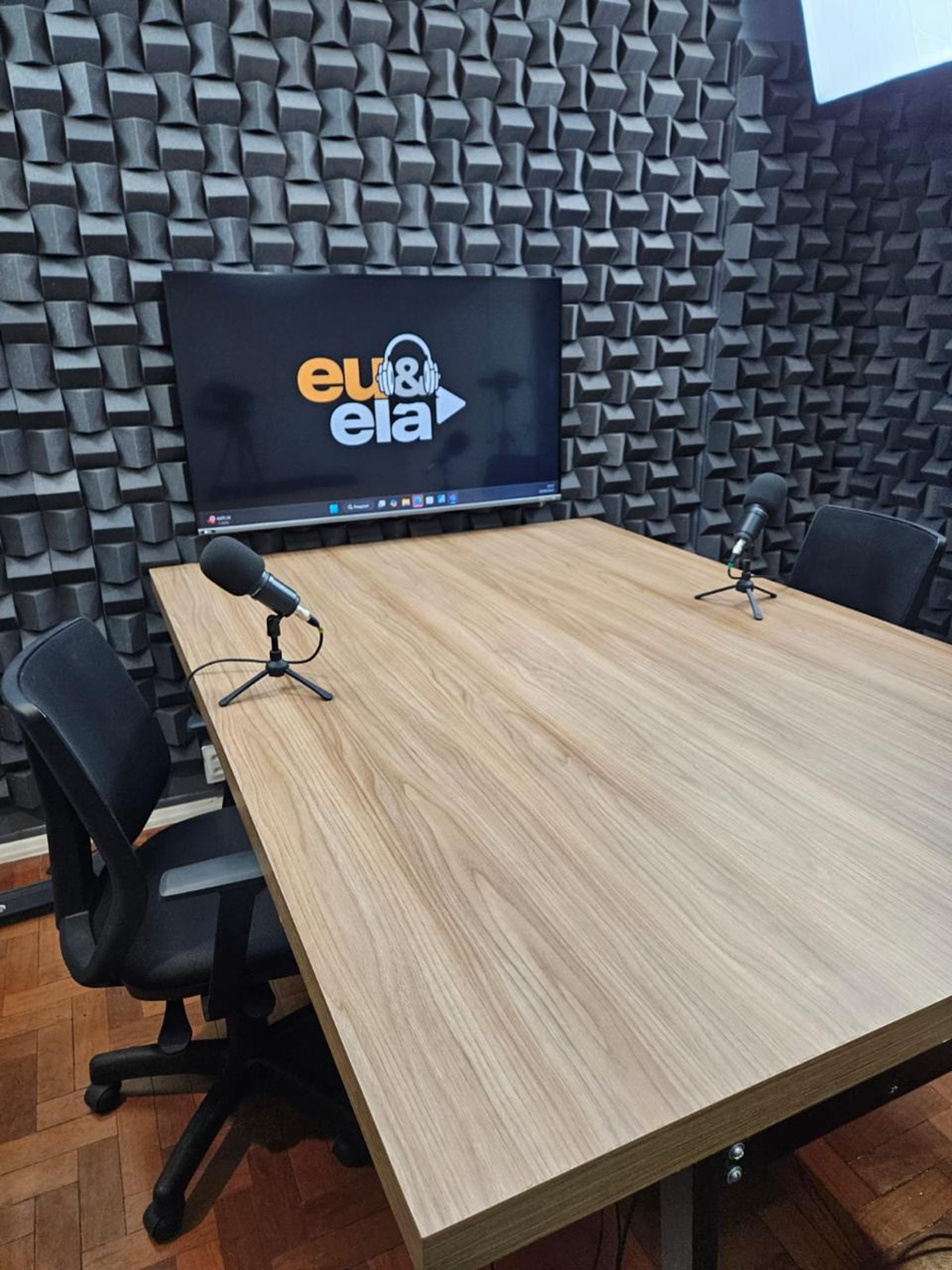 gray computer monitor