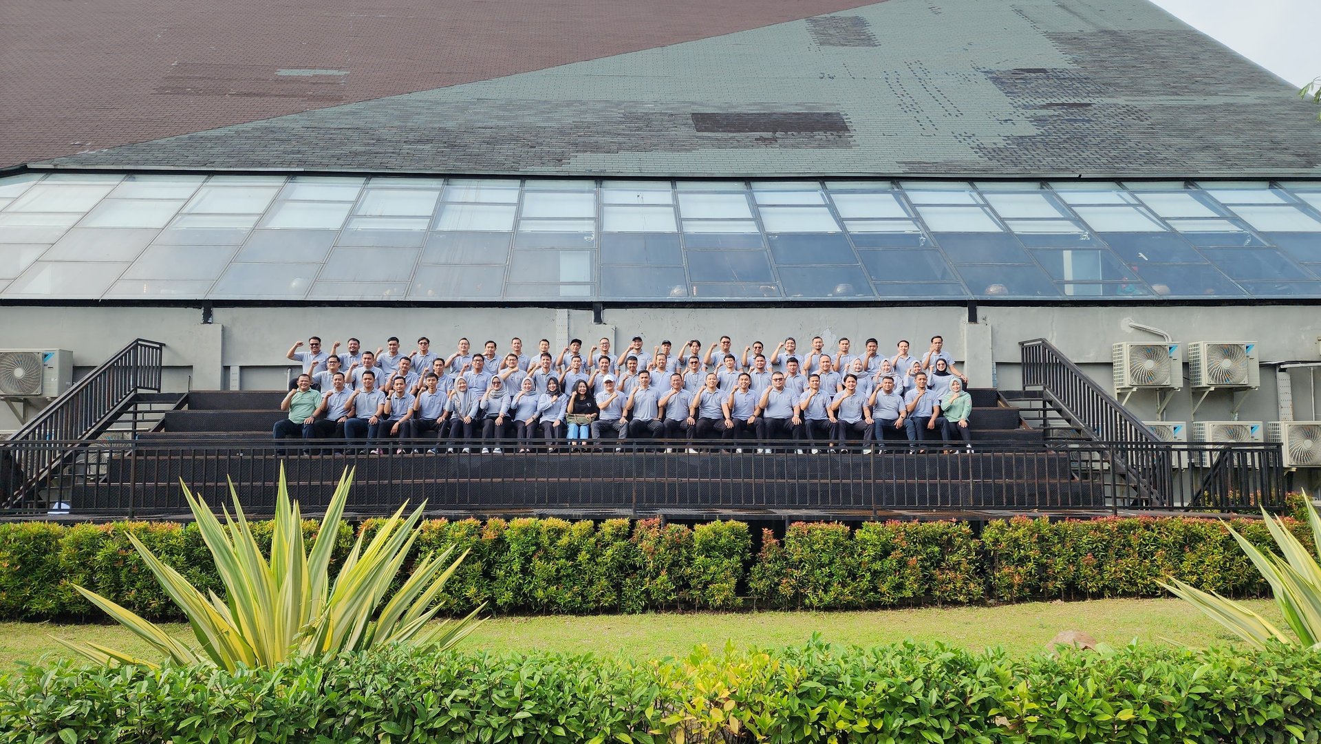 gray computer monitor