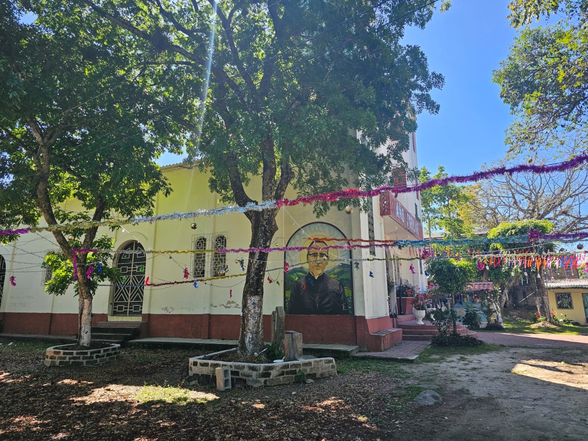 gray computer monitor