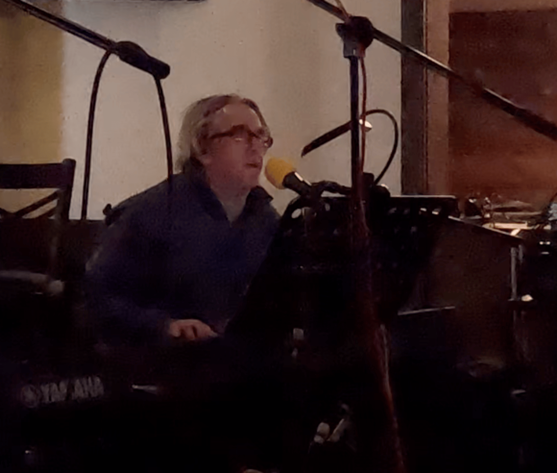 gray computer monitor