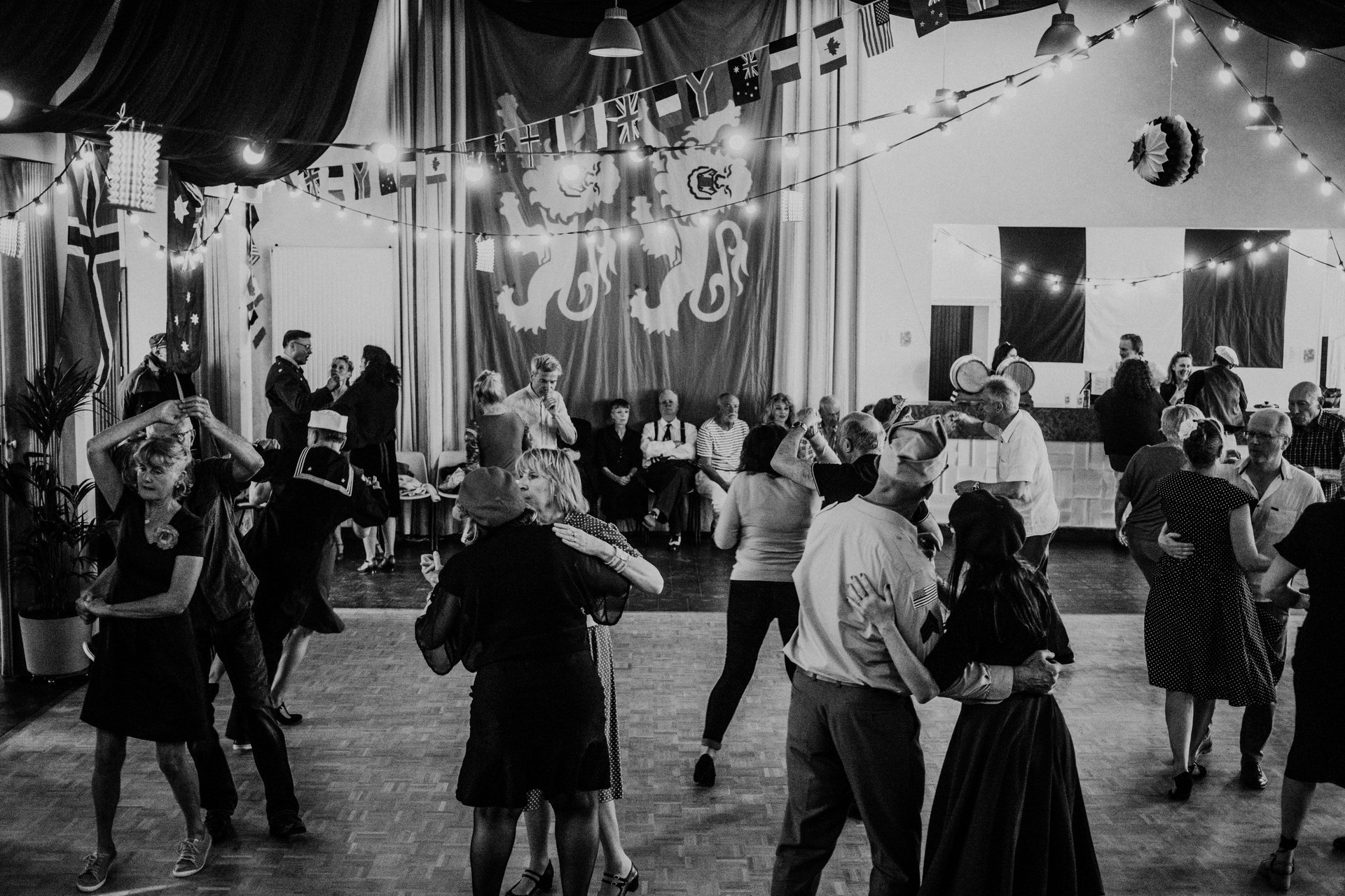 black and white bed linen