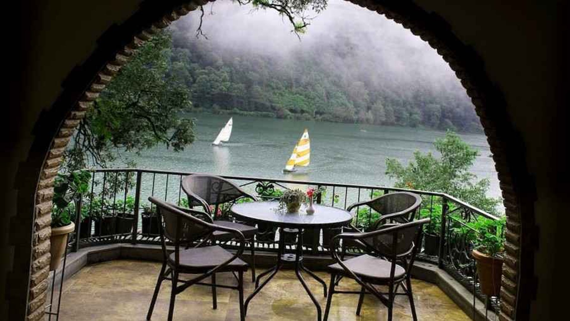 black and white bed linen