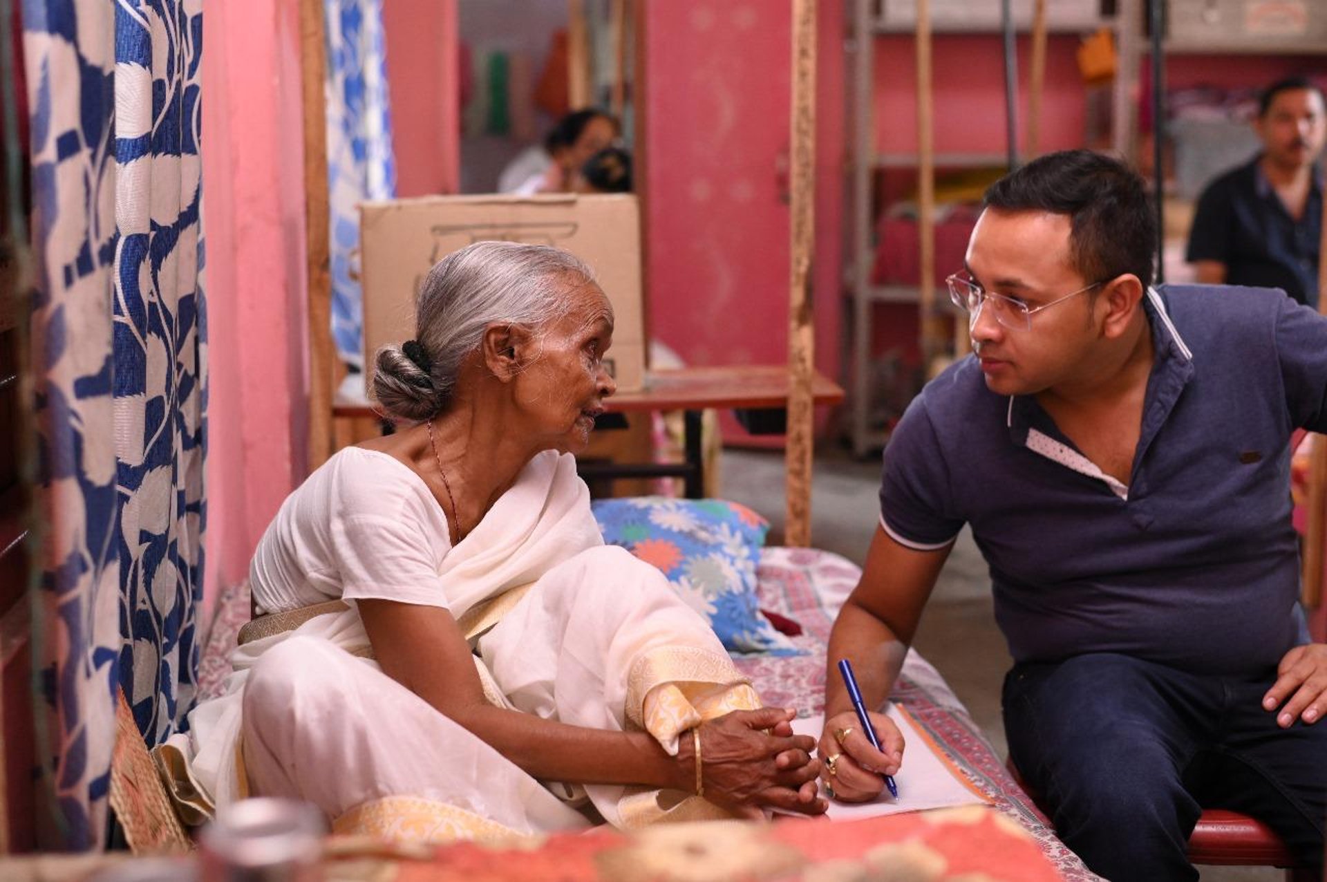 gray computer monitor