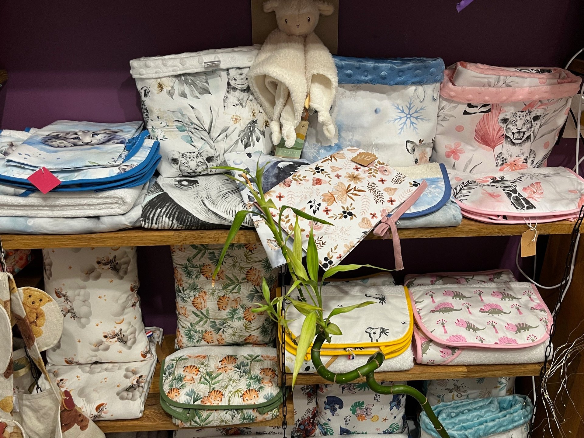 gray computer monitor