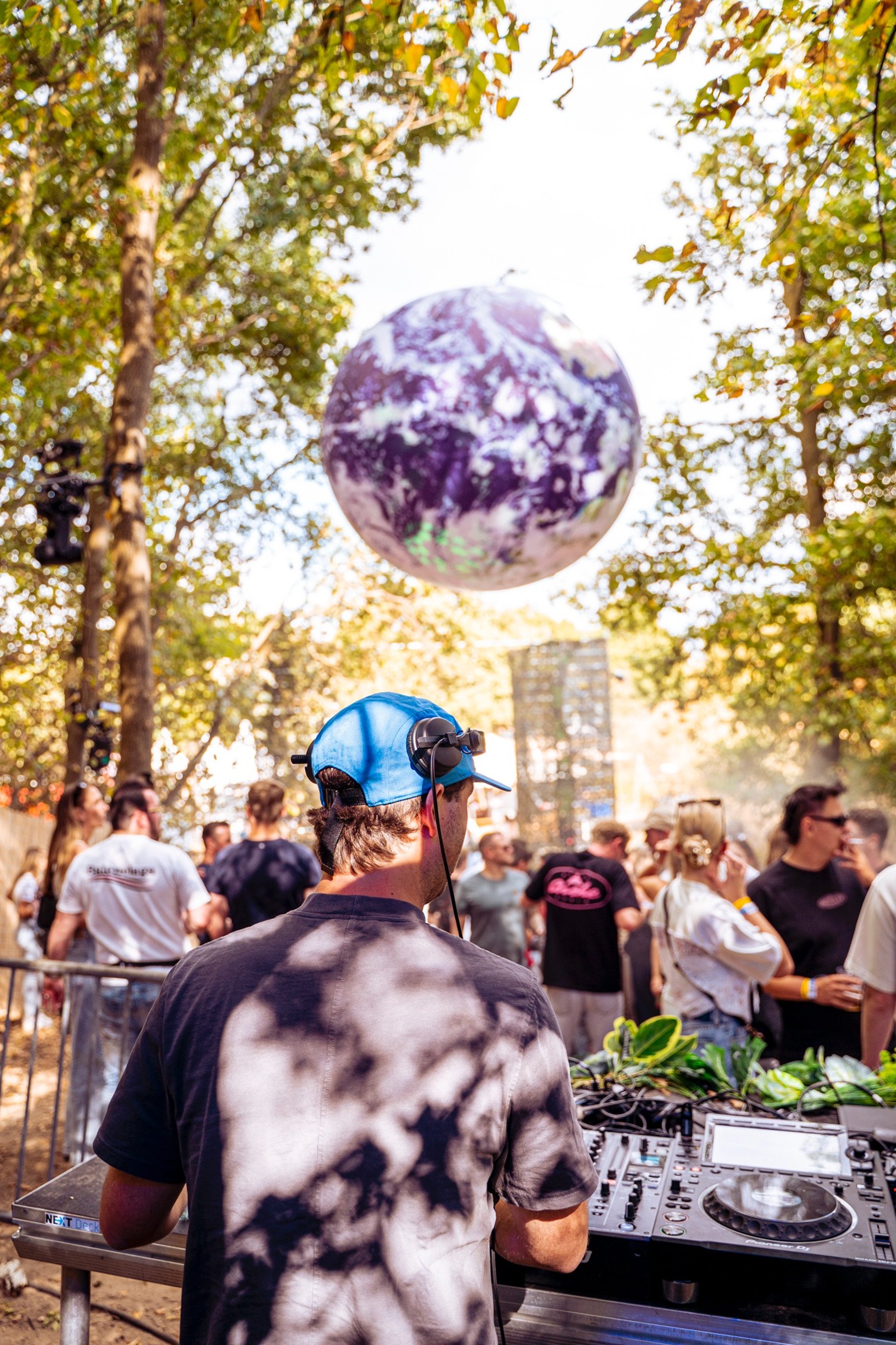 black and white bed linen