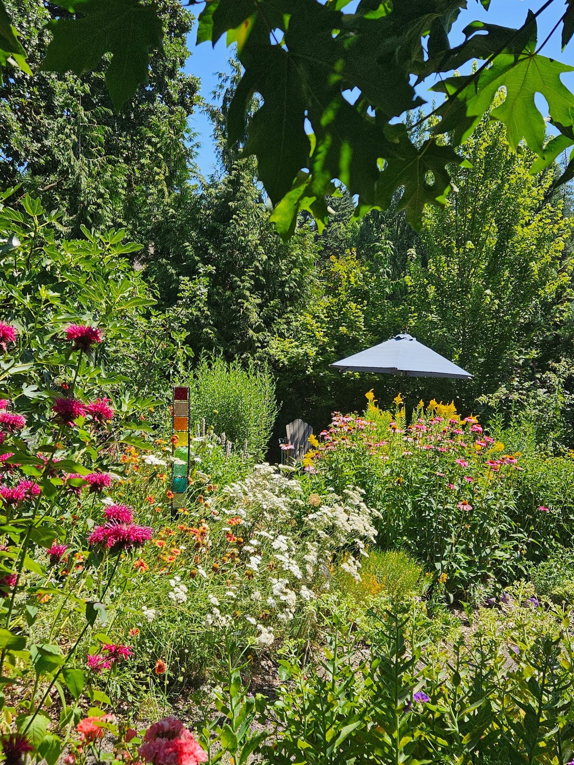 gray computer monitor