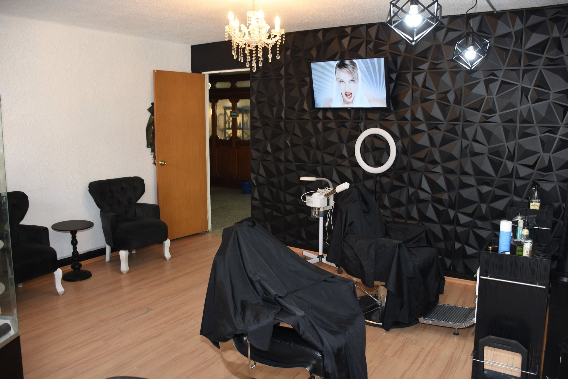 gray computer monitor