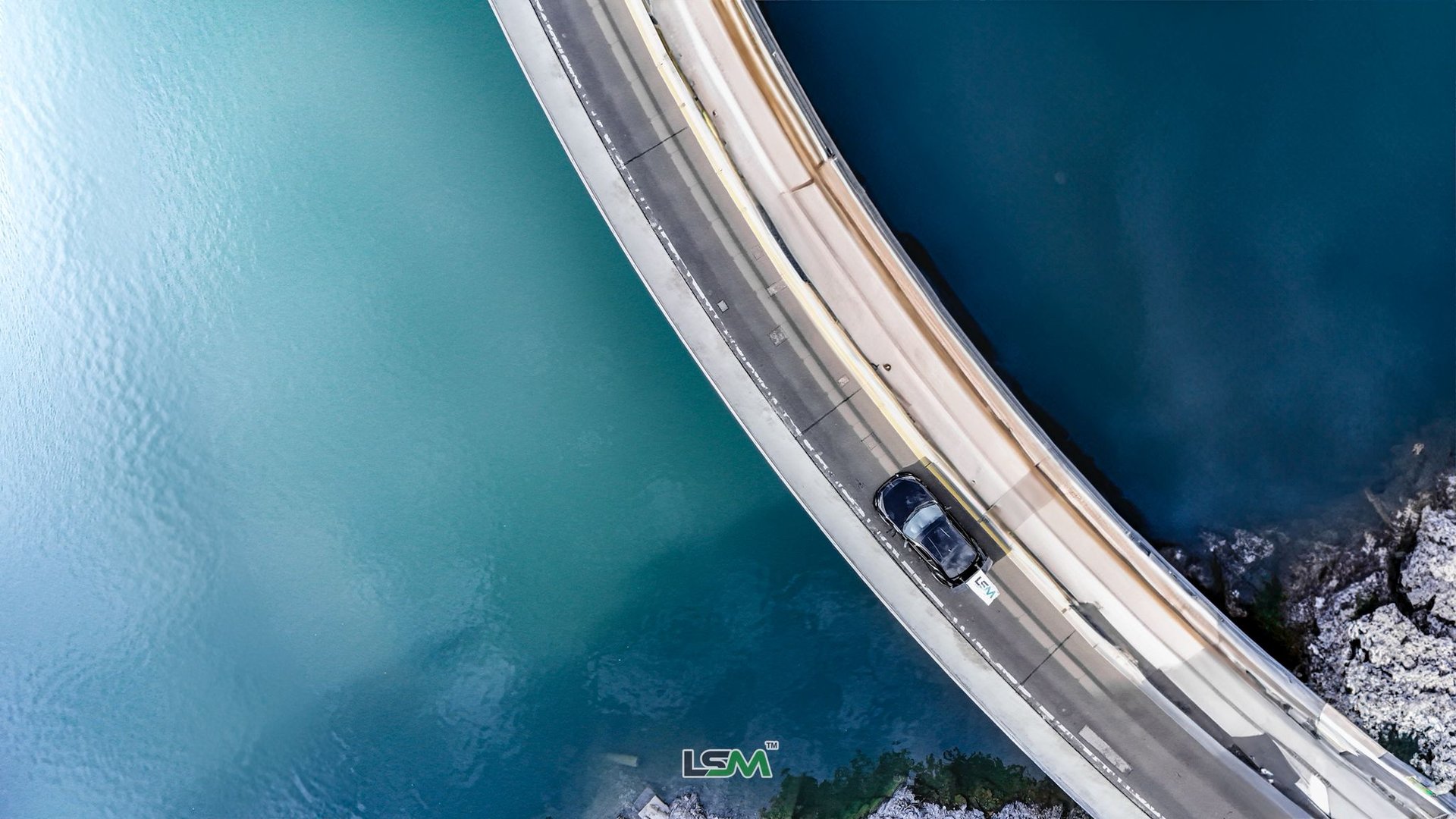 black and white bed linen