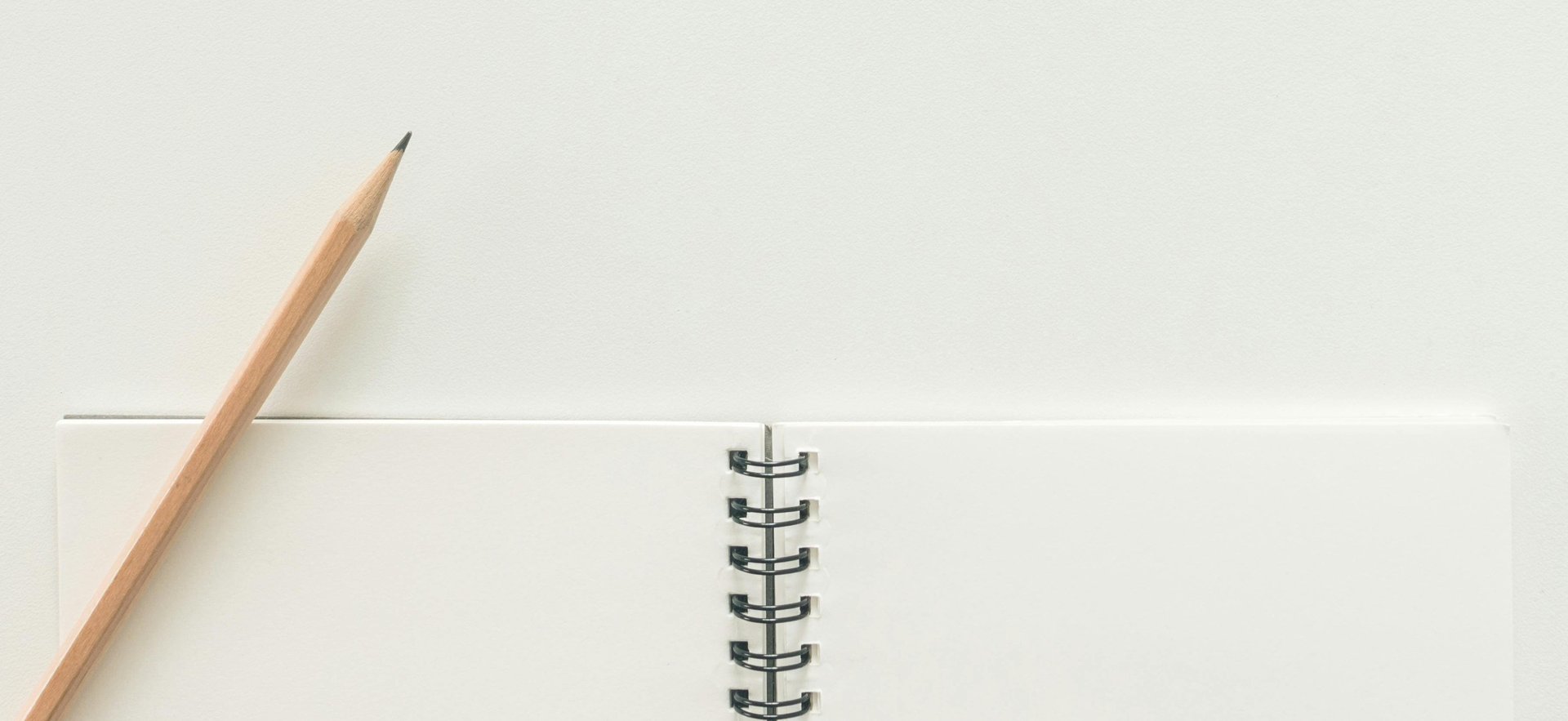 Libreta en blanco y lápiz sobre fondo claro, simbolizando planificación financiera para el retiro