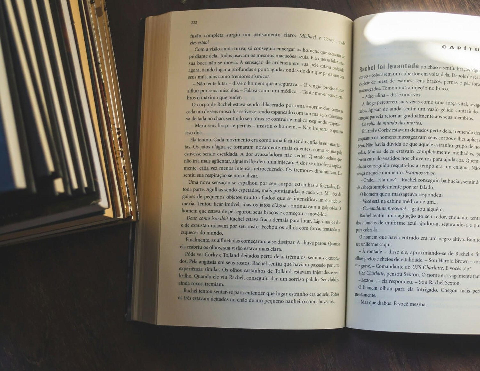 Libro abierto con torre de libros al lado, representando ahorro y planificación para la educación de tus hijos