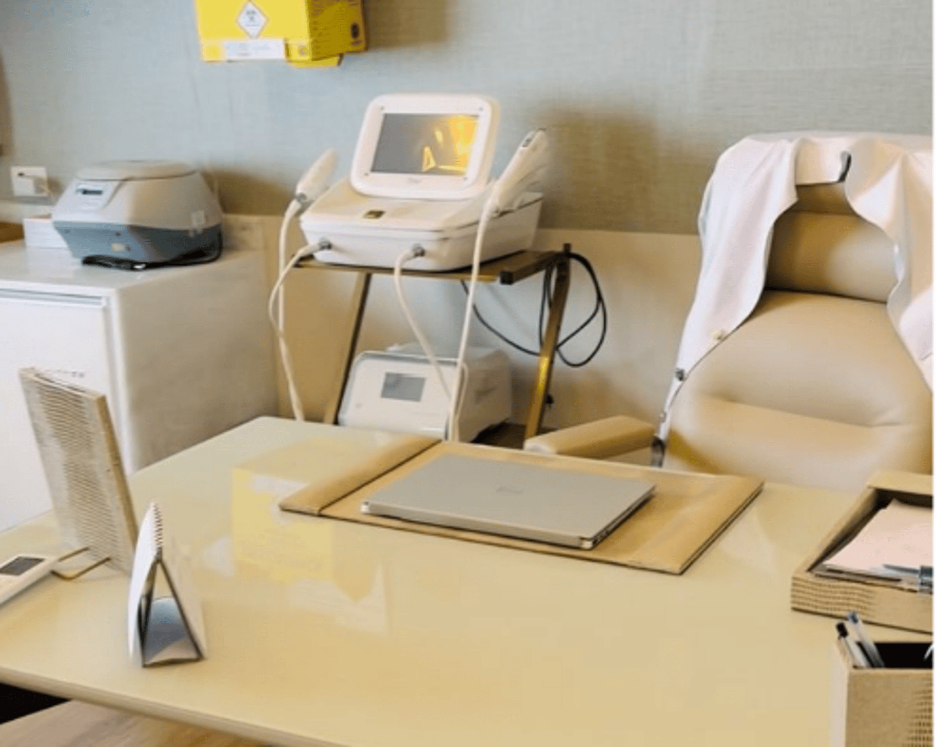 gray computer monitor