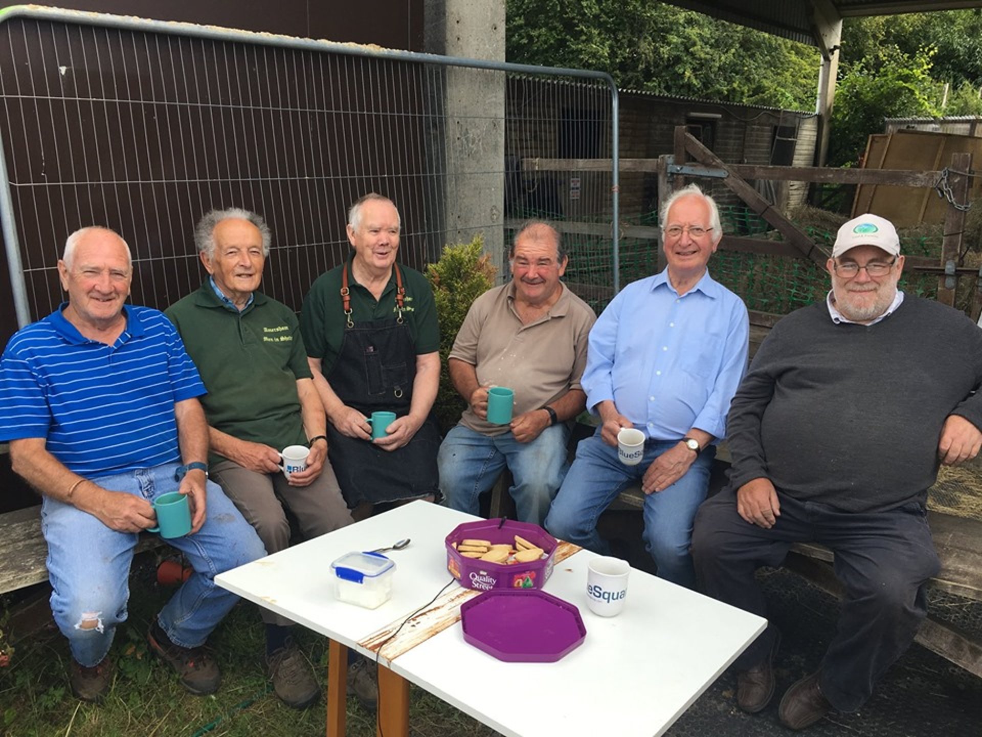 gray computer monitor