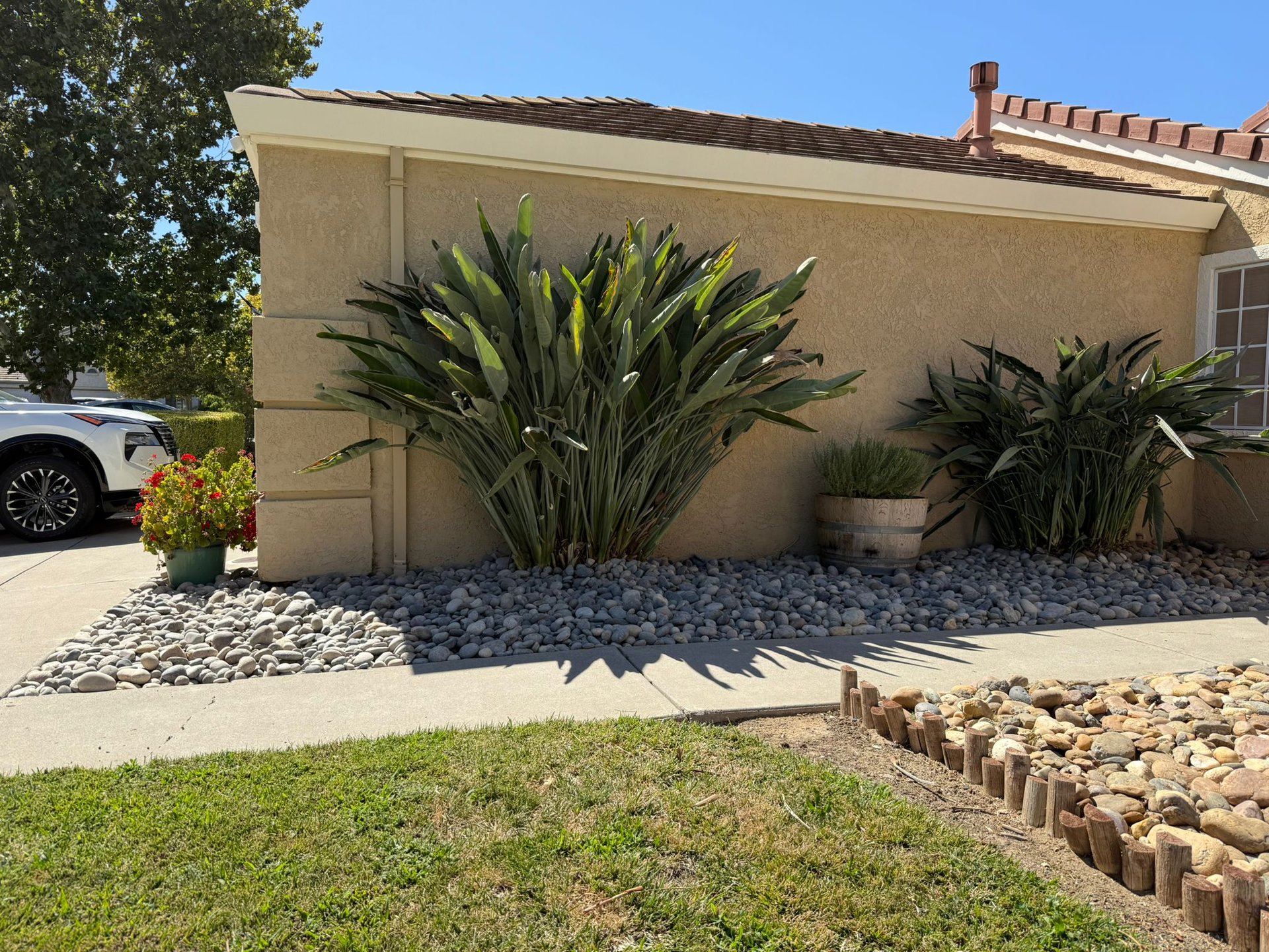 gray computer monitor