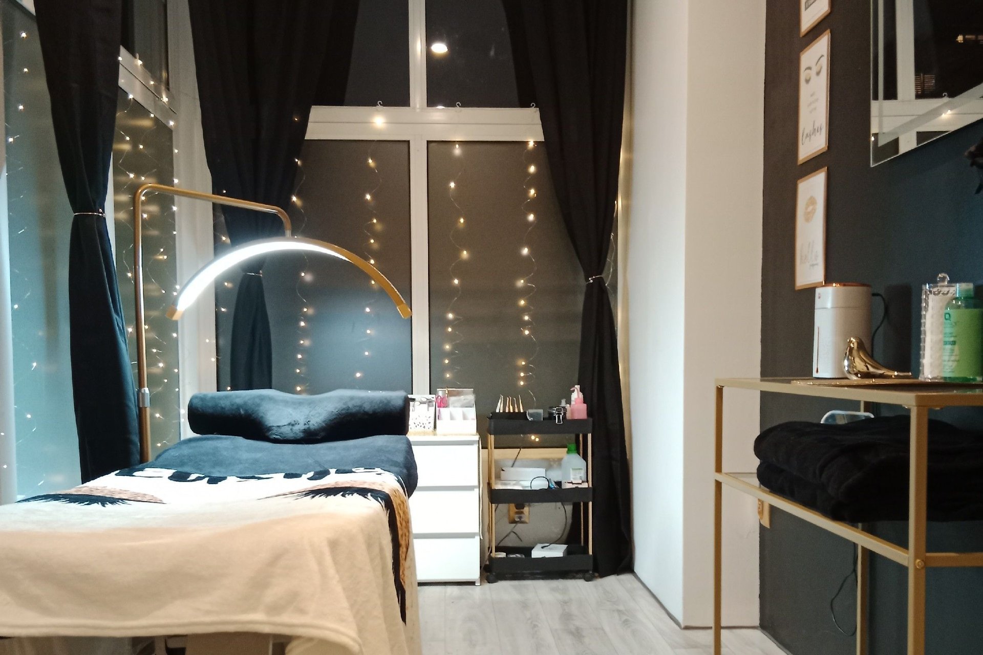 black and white bed linen