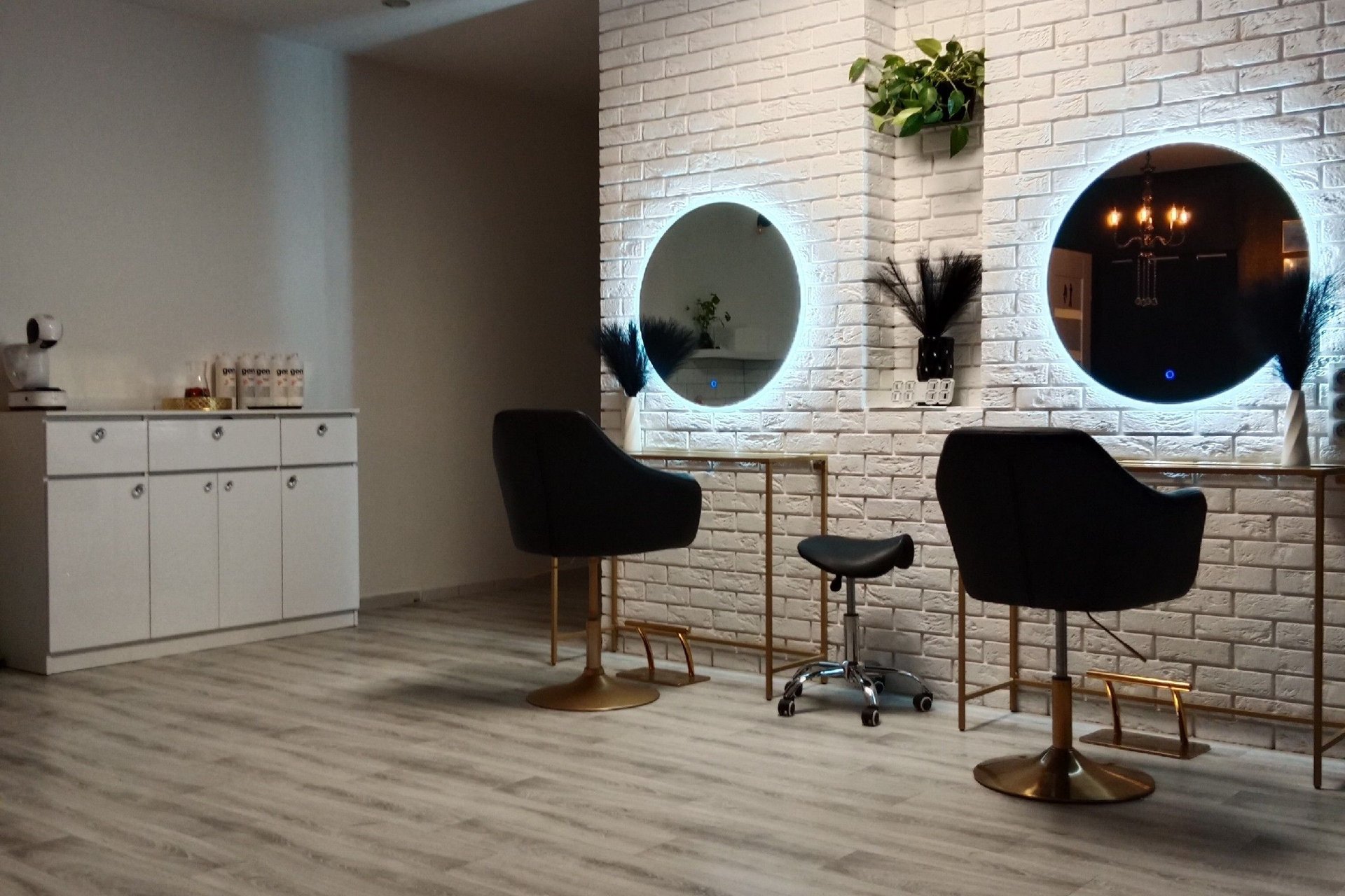 gray computer monitor