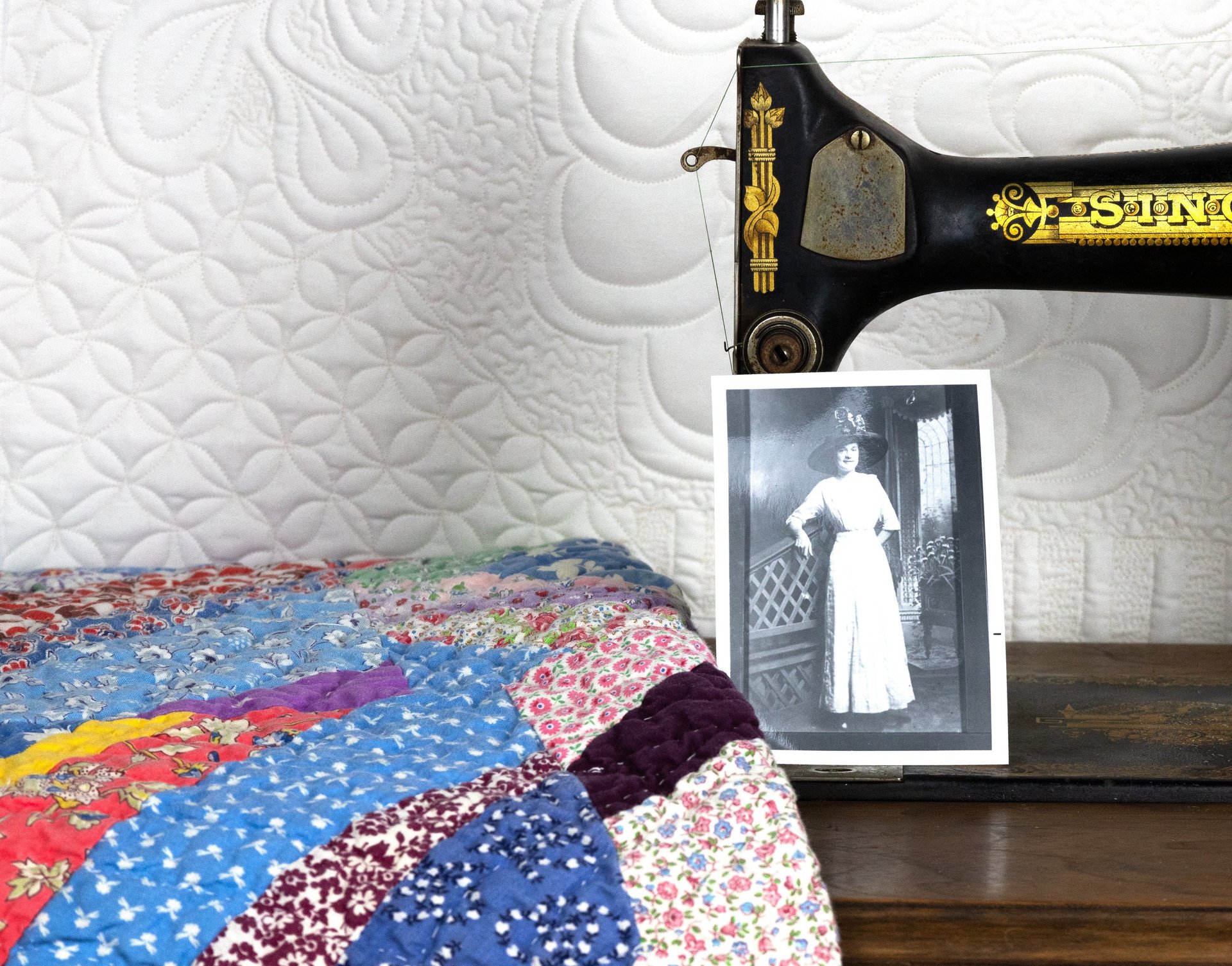 gray computer monitor