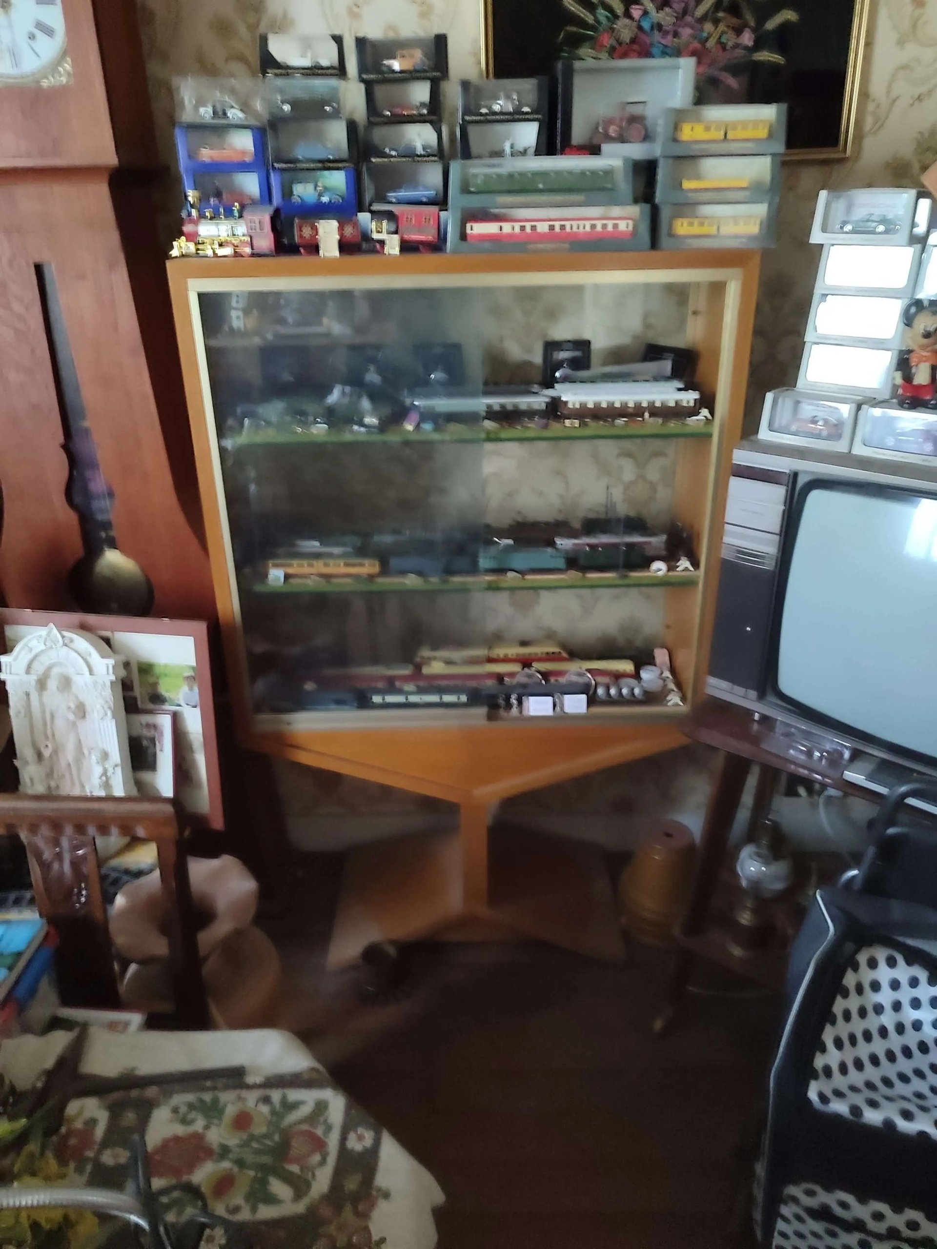 Brocante Lepeltier - Un espace avec un téléviseur, une table et une collection de jouets pour enfants.