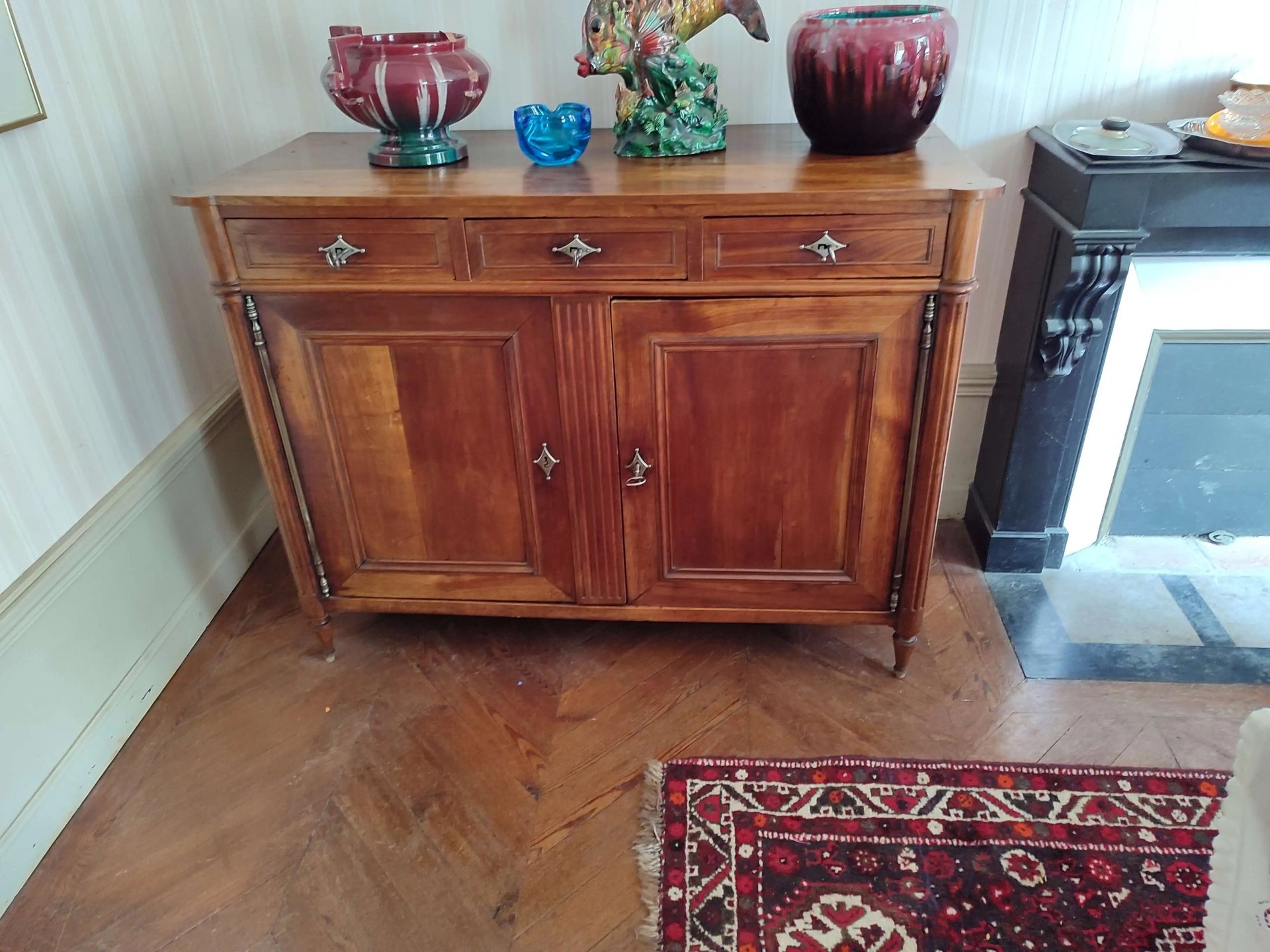 Brocante Lepeltier - Un meuble en bois surmonté d'un vase, ajoutant une touche décorative.