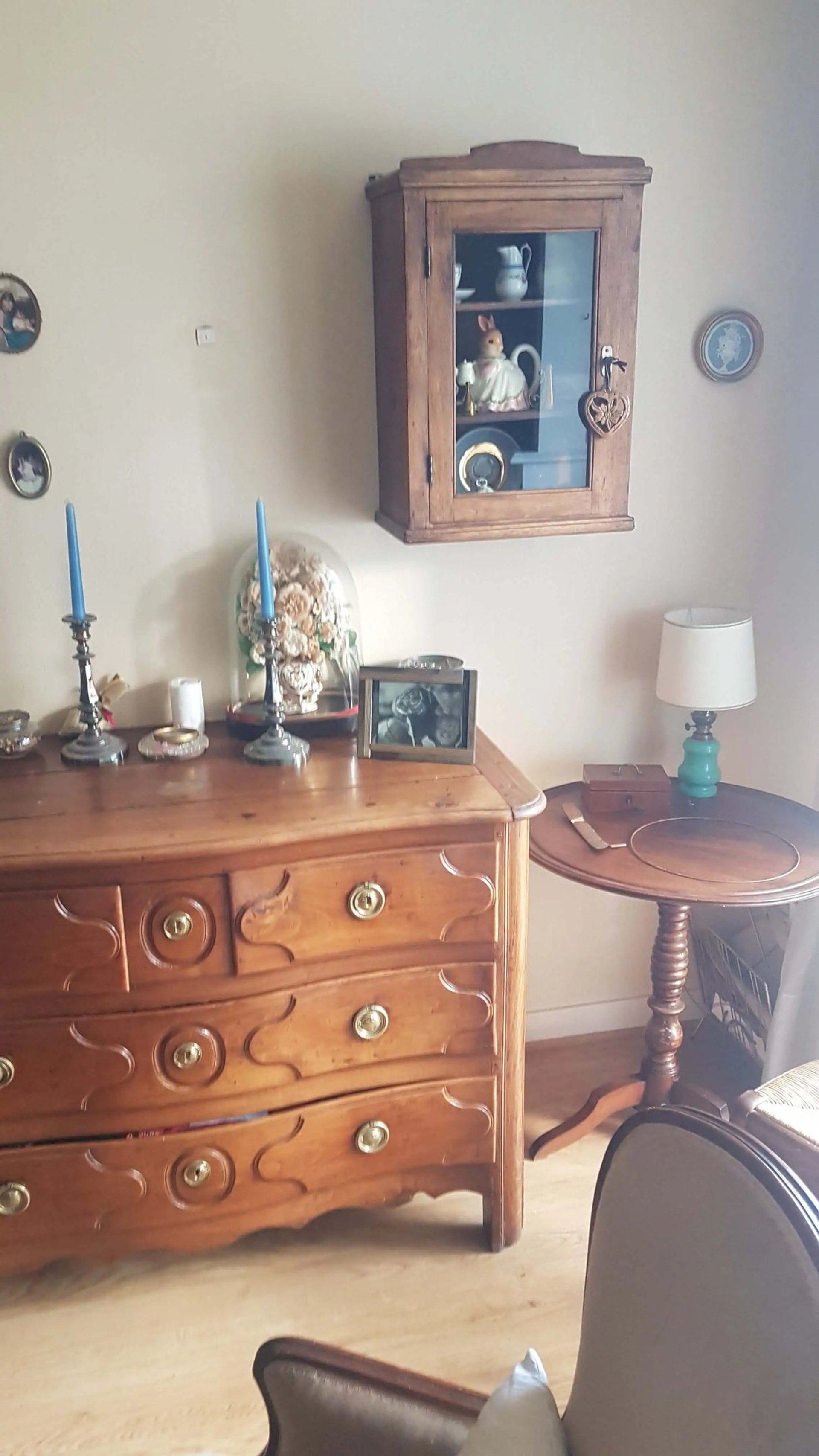 Brocante Lepeltier - Une commode avec un miroir et une horloge décorative.