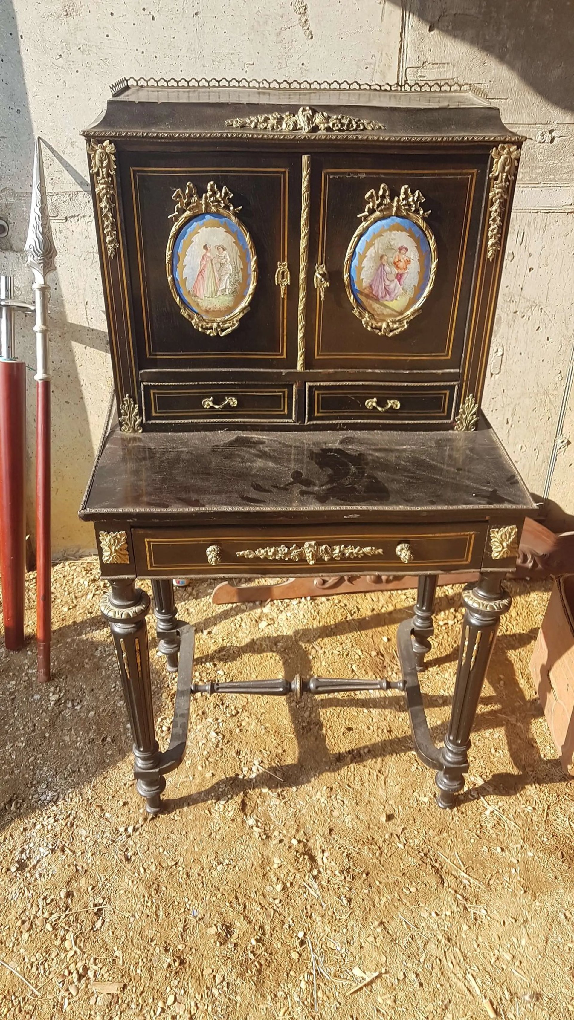 Brocante Lepeltier - Secrétaire ancien noir et or avec deux tiroirs.