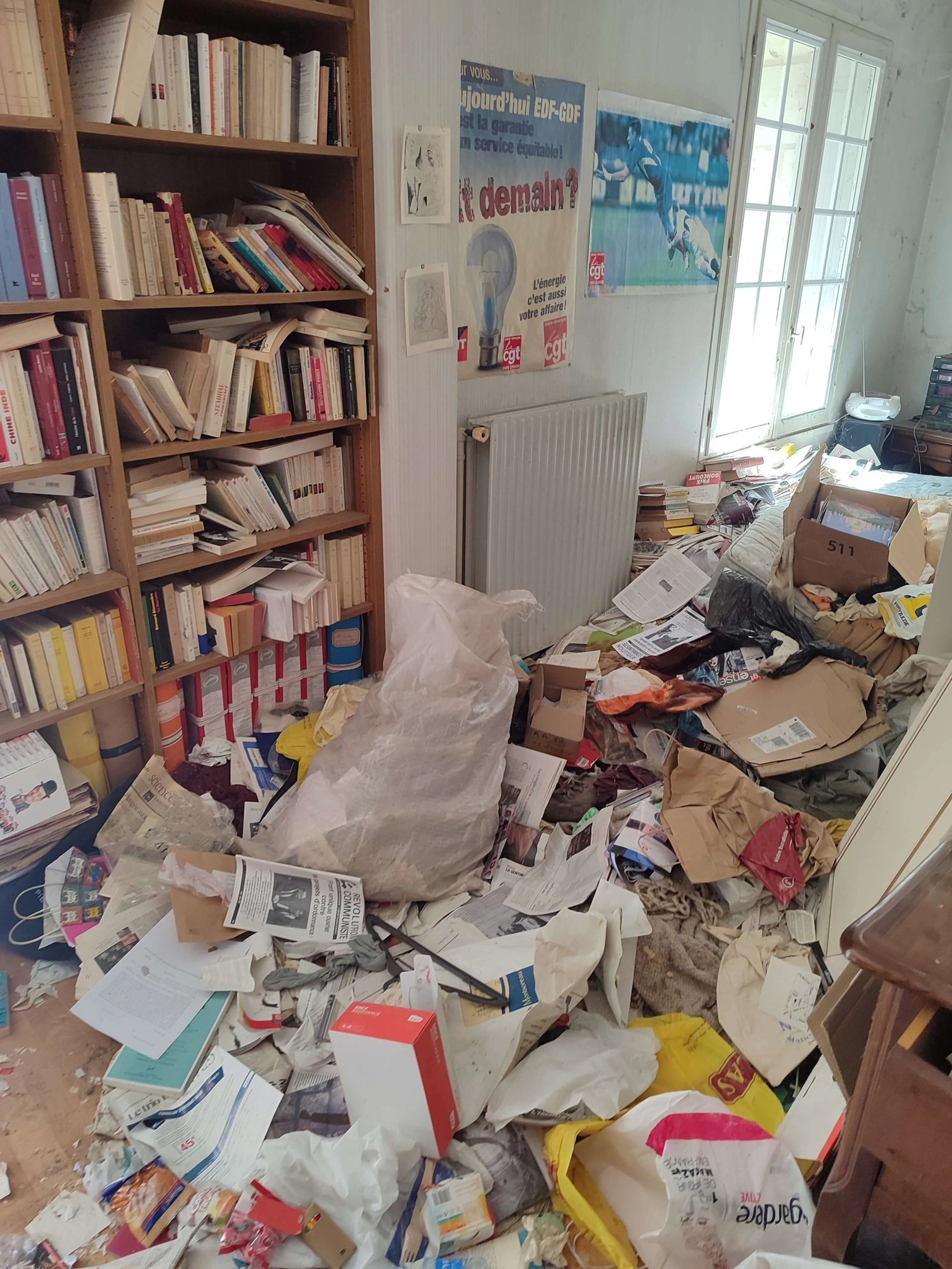 Débarras Lepeltier - Une chambre en désordre remplie de divers objets et déchets éparpillés sur le sol et les meubles.