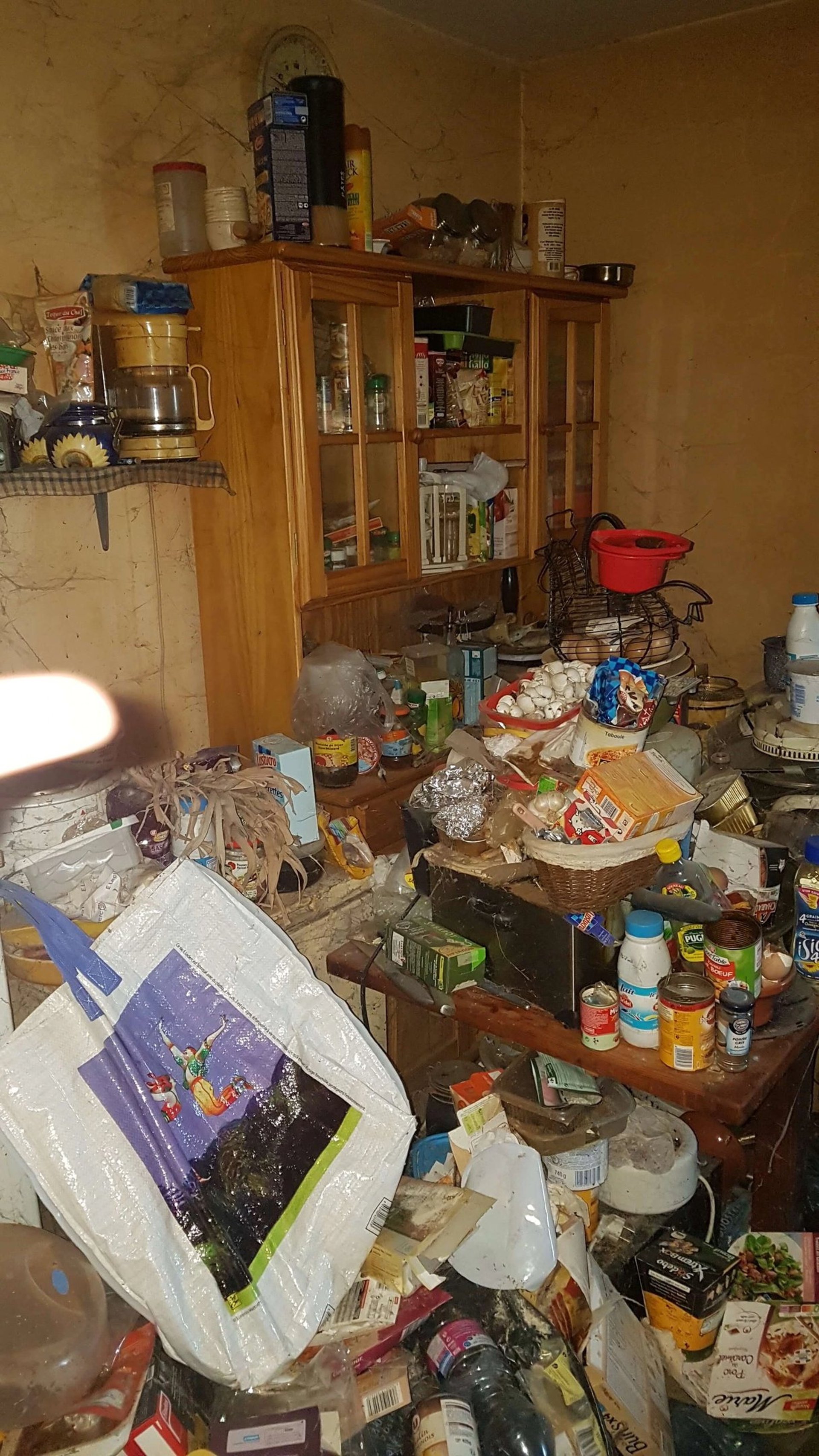 Débarras Lepeltier - Une cuisine en désordre, remplie de vaisselle sale et d'aliments éparpillés sur les surfaces.