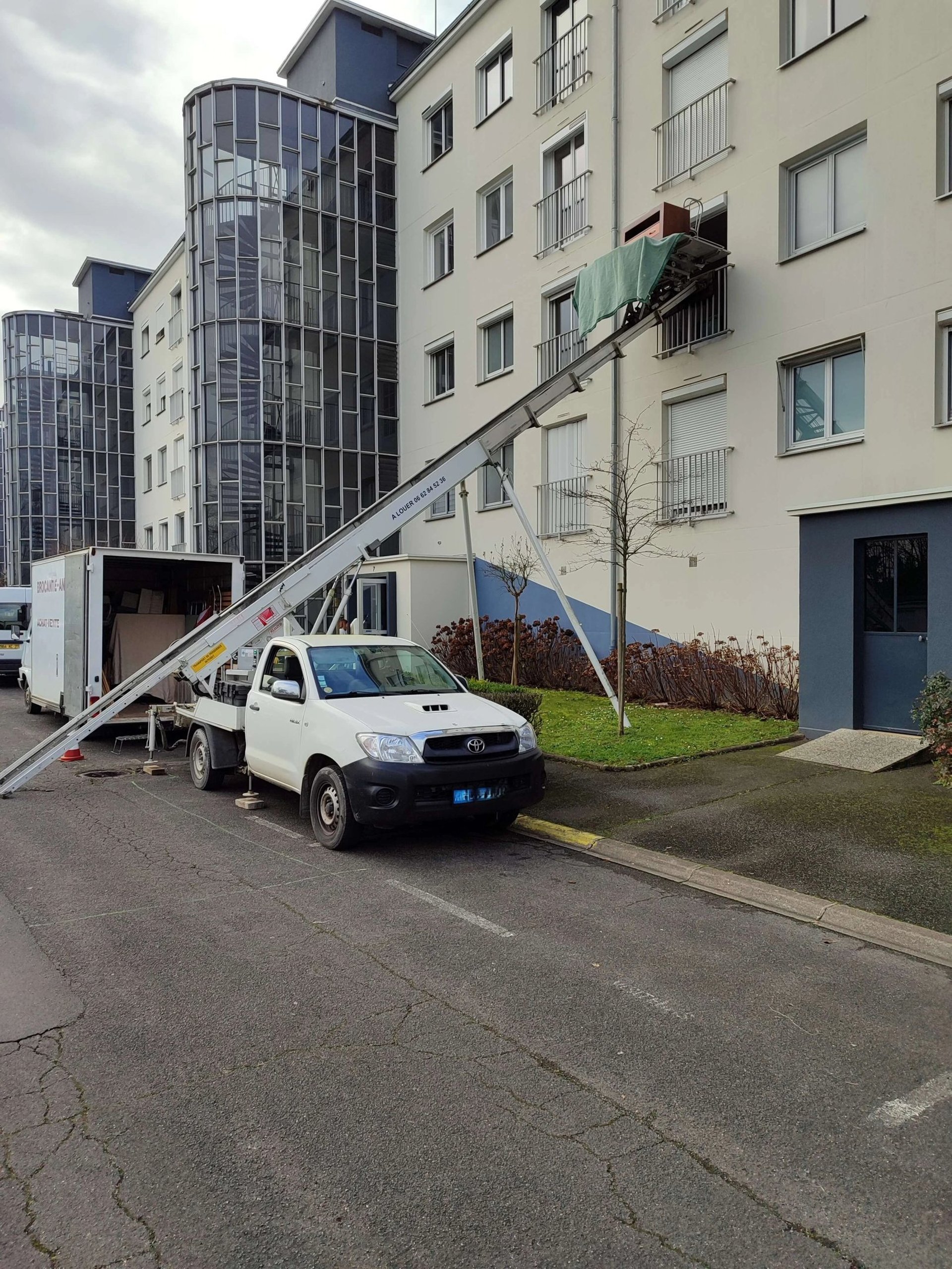 Monte-meuble Lepeltier - Déchargement de meubles au deuxième étage d'un bâtiment de Tours.