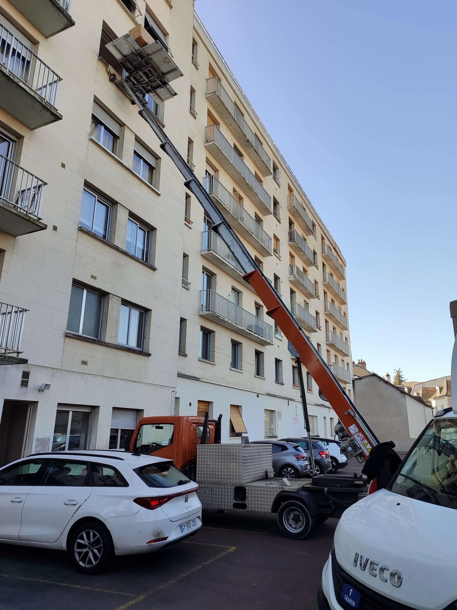 Monte-meuble Lepeltier - intervention de notre véhicule de chargement au 4e étage d'un immeuble à Tours.