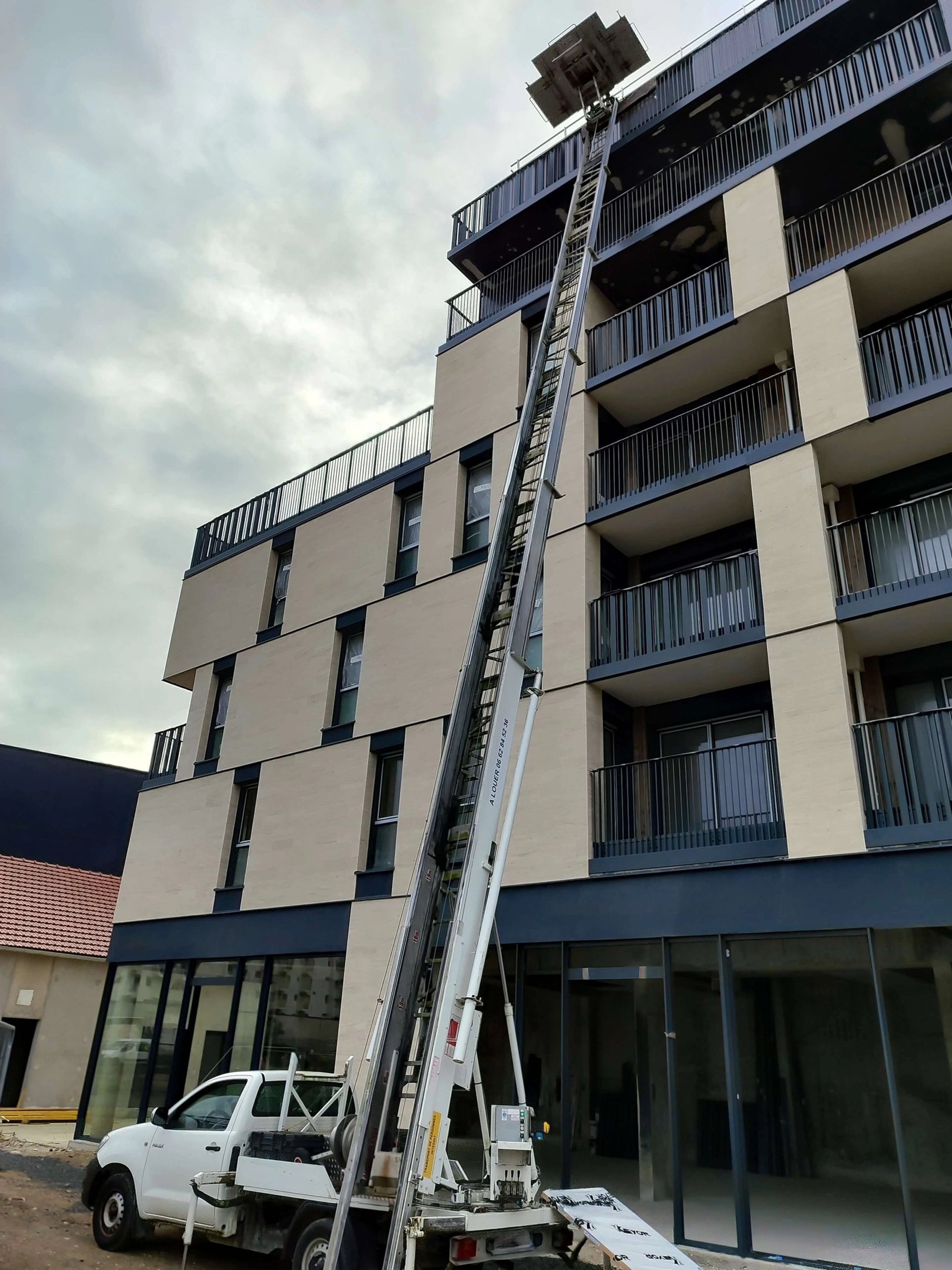 Monte-meuble Lepeltier - Intervention de notre véhicule professionnel sur un nouvel immeuble en Indre-et-Loire.