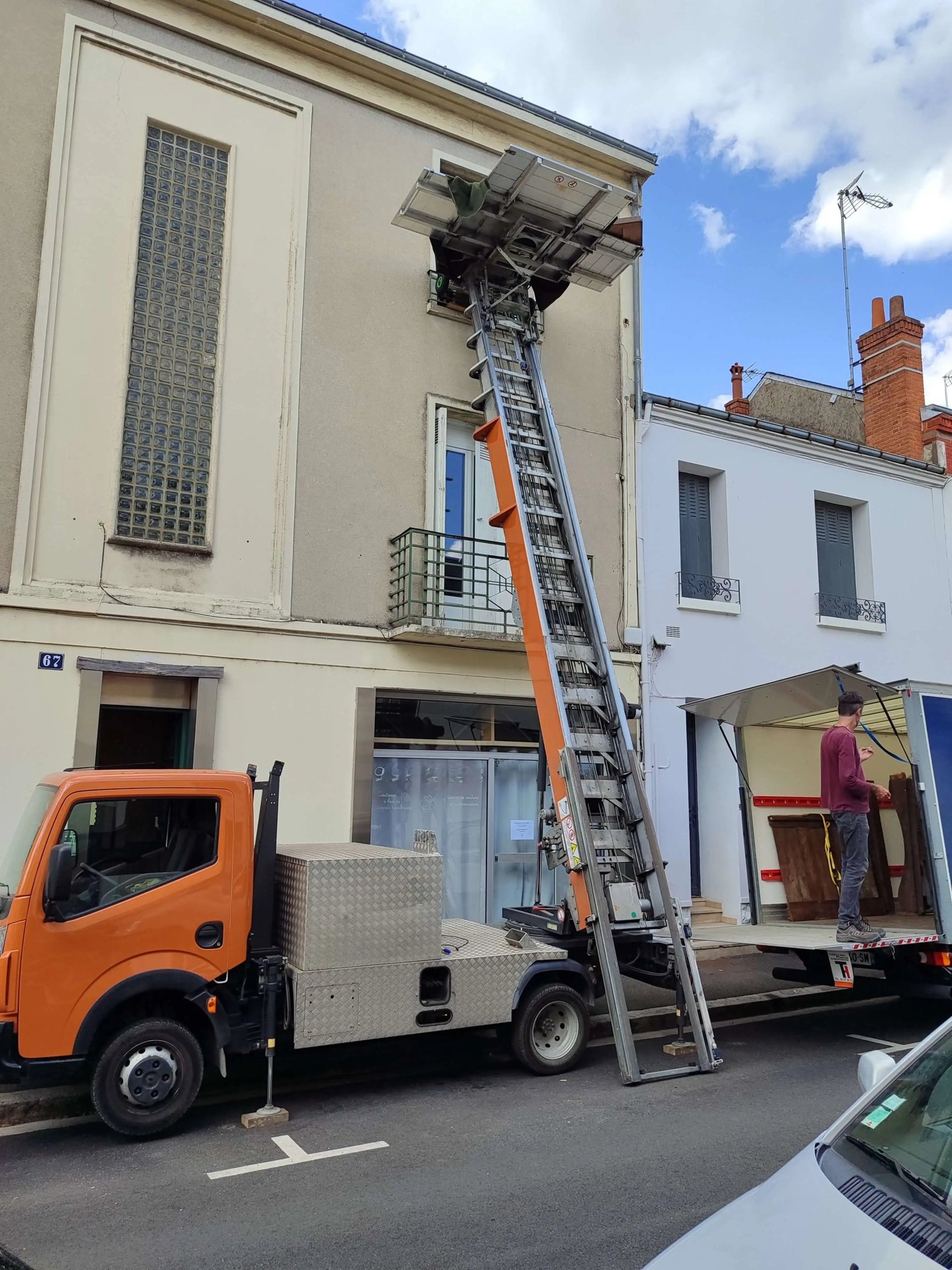 Monte-meuble Lepeltier - Chargement de matériaux dans un bâtiment en Indre-et-Loire.